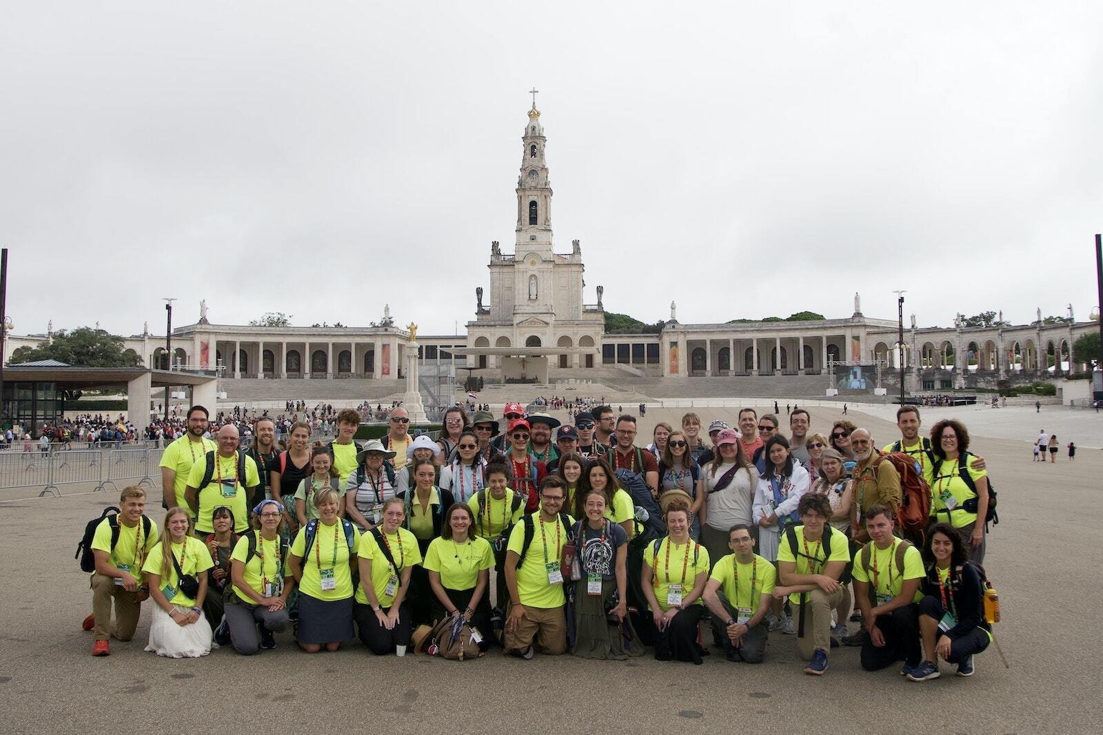 Peregrinos de Detroit posan para una foto frente al Santuario de Fátima. Según ellos, visitar el lugar donde María se apareció a los Santos Francisco y Jacinta Marto y a la Venerable Lucia dos Santos fue una experiencia que quedará grabada en sus corazones para siempre.
