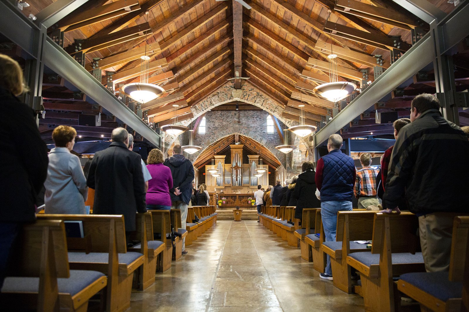 Al concluir el proceso de reestructuración de dos años, cada parroquia de la Arquidiócesis de Detroit formará parte de una "pastorado", que constará de una o más parroquias dirigidas por un solo párroco y su equipo. Las nuevas pastorados se anunciarán a principios de 2027 como resultado de "nuestra oración, diálogo y discernimiento compartidos", declaró el Arzobispo Weisenburger. (James Silvestri | Especial para Detroit Catholic)