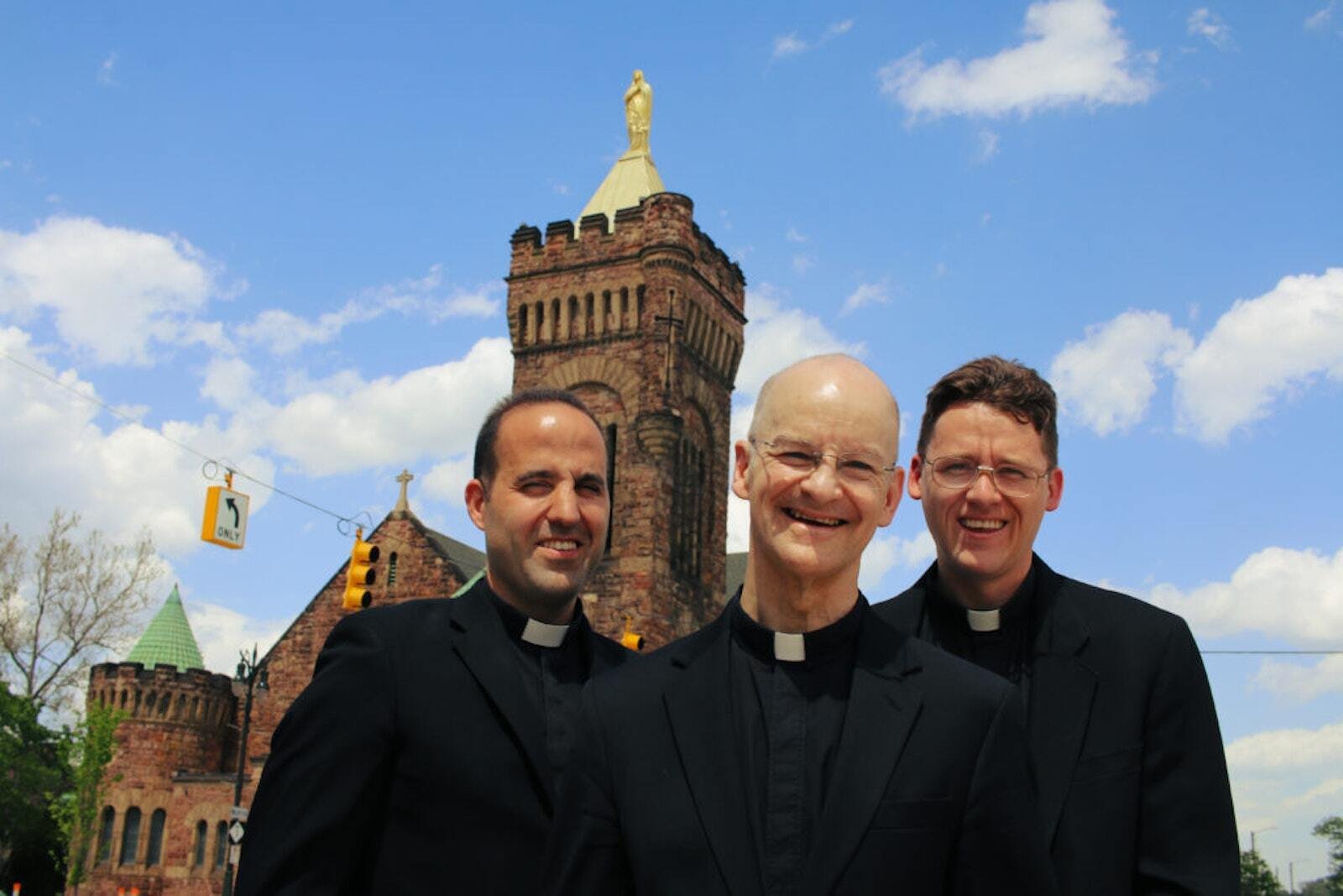 De izquierda a derecha, el P. Marko Djonovic, el P. Daniel Jones y el P. Ryan Adams son fotografiados frente a la Iglesia Our Lady of the Rosary en el Midtown de Detroit en julio de 2017. Los tres sacerdotes iniciaron lo que entonces se conocía como el Oratorio de Detroit en Formación, un esfuerzo que finalmente fracasó. El padre Jones, unos de los principales impulsores del proyecto, falleció de cáncer en 2021. (Foto de archivo de Detroit Catholic)