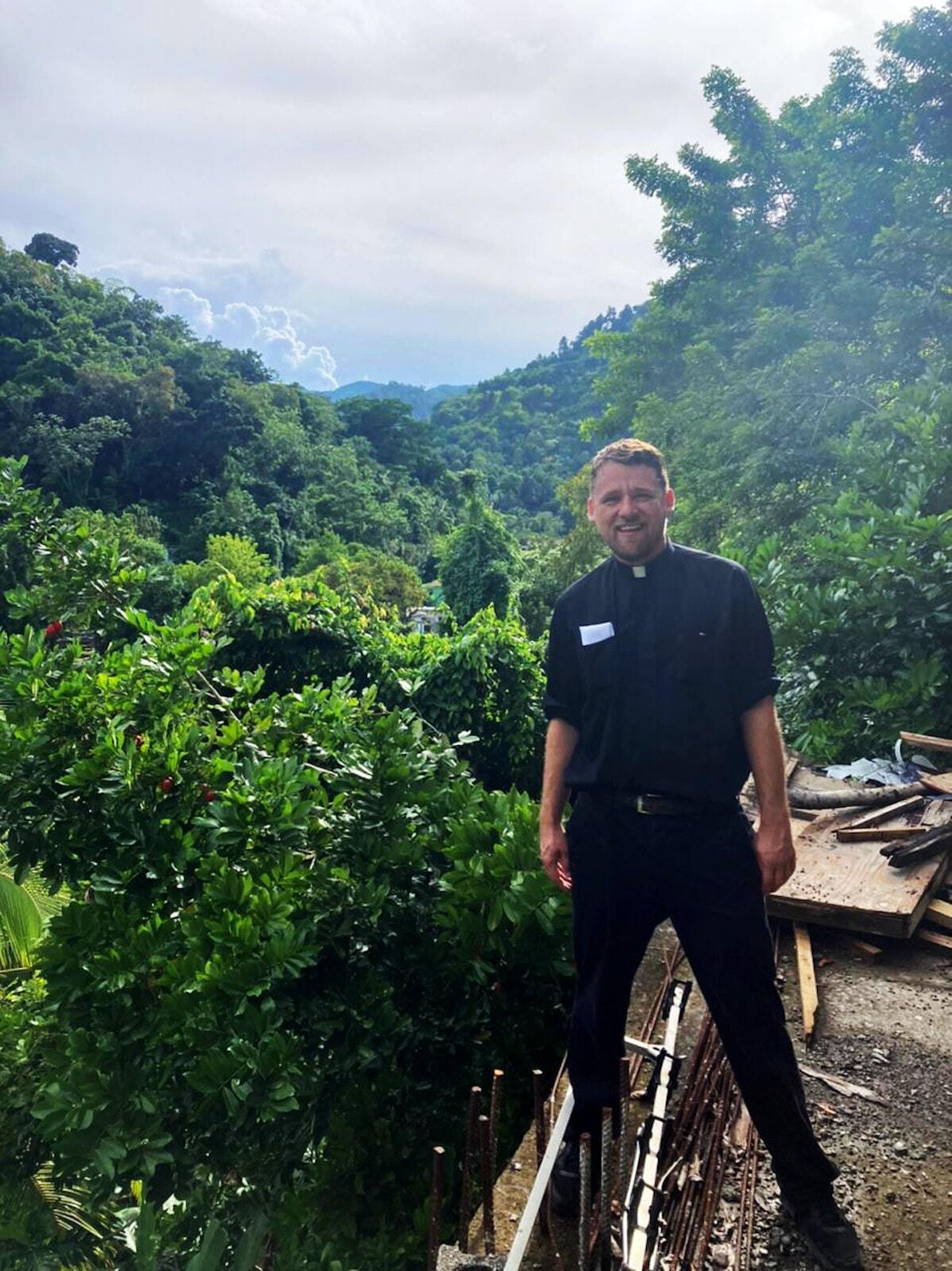 Se muestra al P. Adams en la selva jamaicana. Después de que el P. Adams se dio cuenta de que su visión de establecer un oratorio en Detroit no se concretaría en un futuro cercano, decidió visitar el oratorio en Jamaica y recibió permiso del Arz. Allen H. Vigneron en marzo para ingresar al postulantado allí. (Foto cortesía del P. Ryan Adams)