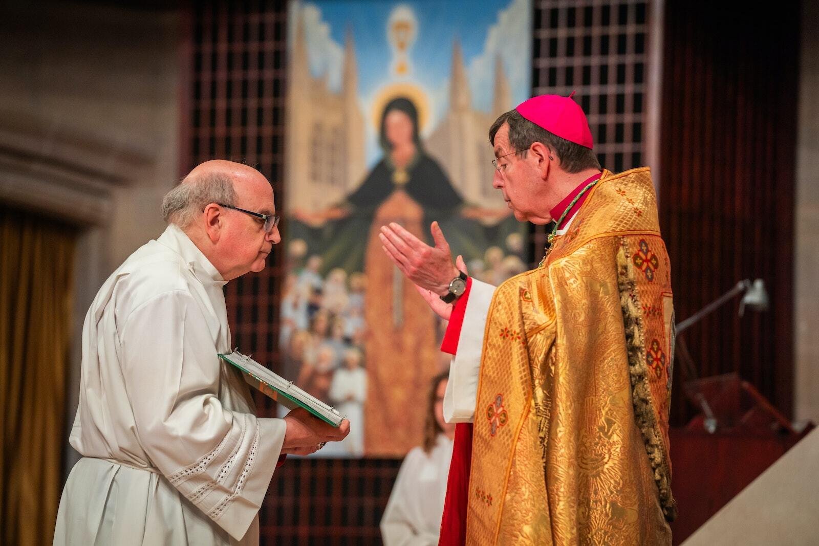 El Arzobispo Vigneron lee una oración para bendecir el espacio recién renovado, con un cuadro de la Virgen María en el fondo. El proyecto representa la renovación más importante de la catedral desde la década de 1990.
