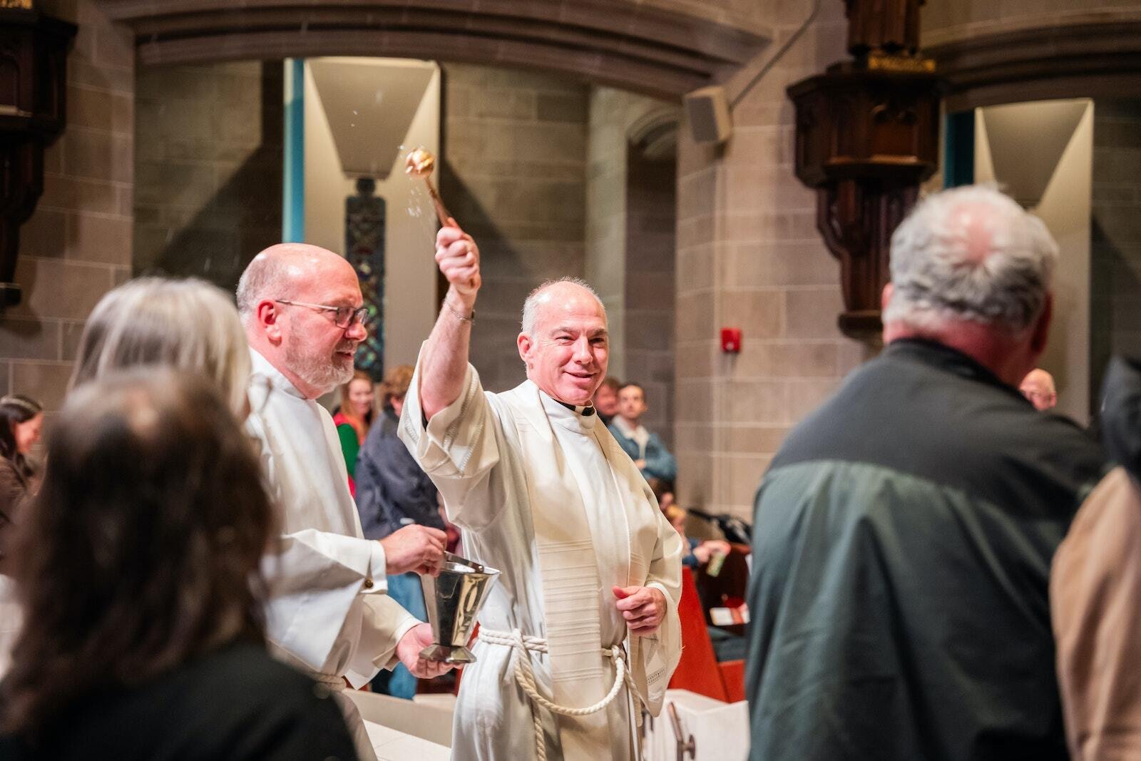 Durante la ceremonia de inauguración, el P. J.J. Mech, rector de la catedral, bendijo a los fieles con agua bendita. El P. Mech comenzó a idear el proyecto hace varios años, el cual incluía rescatar las estatuas de la St. Benedict Church en Highland Park cuando esta cerró.