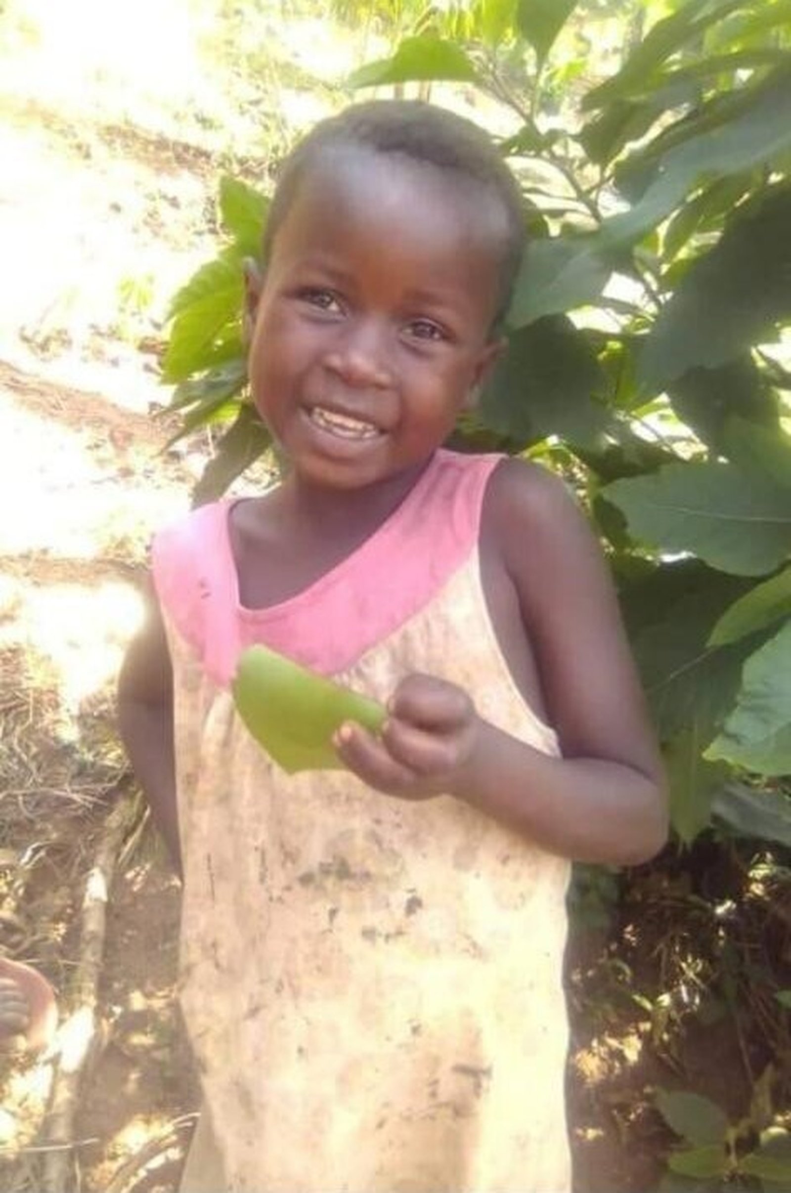 Angel Nabadda, de 7 años, es uno de los dos alumnos a los que Joseph Kirembwe y su hermana pueden ayudar a través de su organización, Ria Child Care Ministries. Quieren ayudar a muchos más. (Cortesía de Joseph Kirembwe)