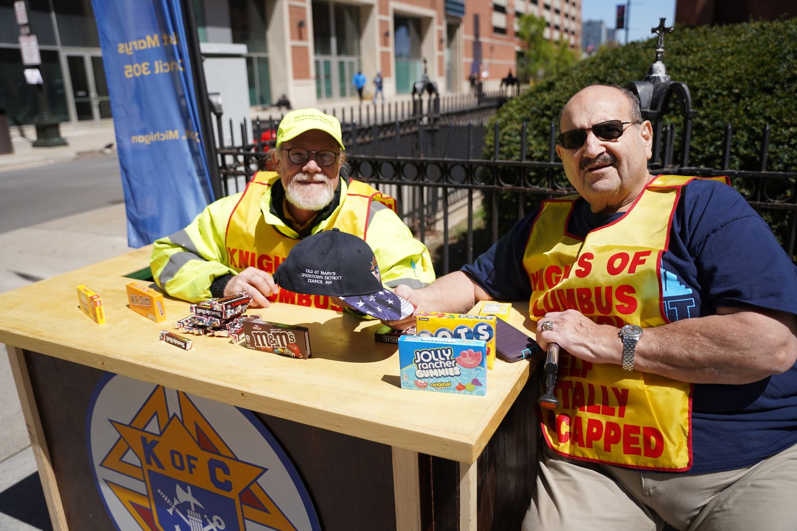 Andrew Assenmacher y Vito Lena del Consejo 305 de los Caballeros de Colón en la Parroquia de Old St. Mary's en Greektown estaban organizando la campaña anual de Tootsie Roll de los Caballeros en la entrada de la iglesia e invitando a las personas a dar un recorrido en la iglesia histórica.