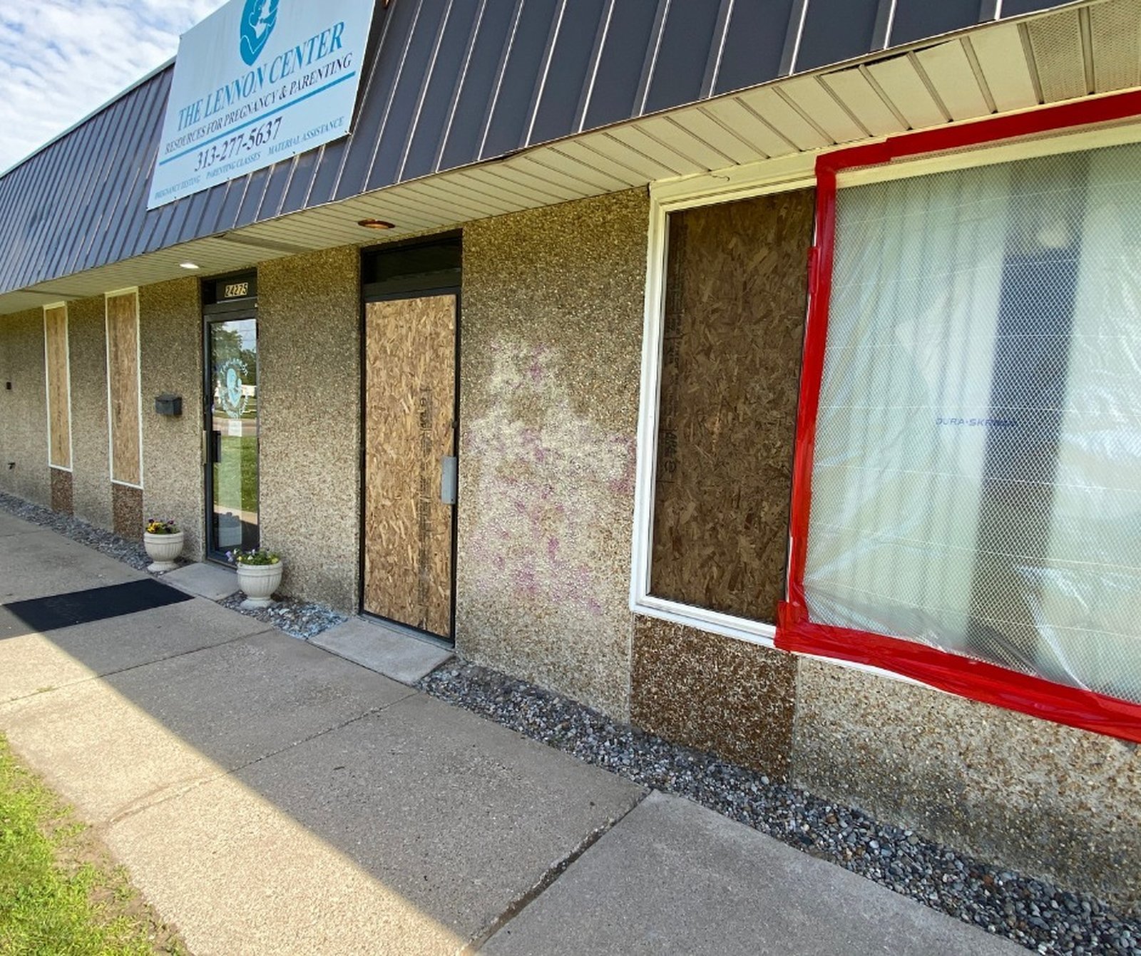 Ventanas y puertas están cubiertas con tablas en el Centro de Embarazo Lennon en Dearborn Heights. En el último mes, el centro dijo que ha ayudado a 97 personas, lo que incluye 232 cajas de bienes materiales y 280 paquetes de pañales, entre otros servicios.