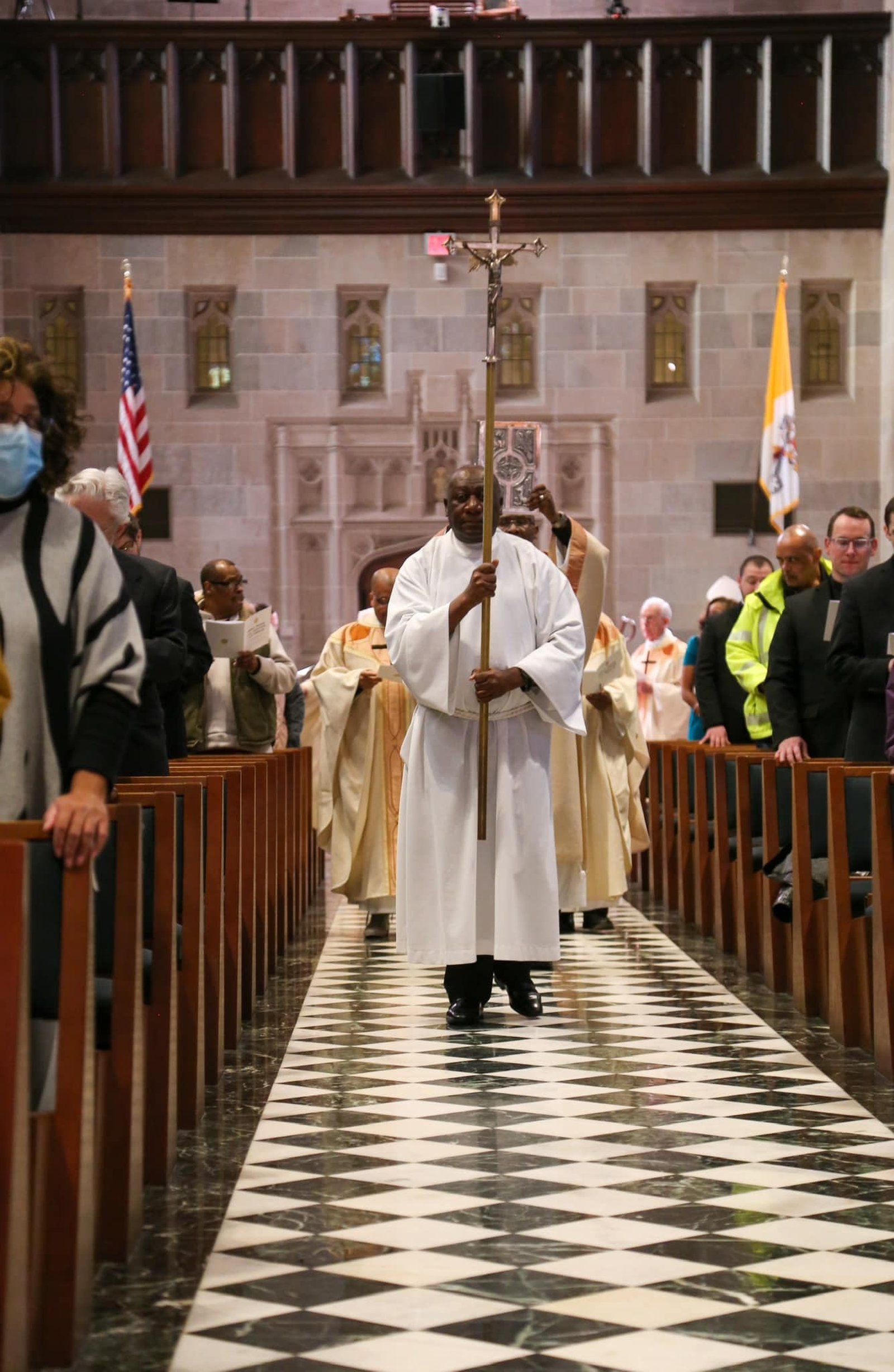 La Misa anual en la catedral es un recordatorio de que la Iglesia está llamada a estar en el mundo como una luz para los demás, dijo el obispo auxiliar Donald F. Hanchon. (Cortesía de la Catedral Most Blessed Sacrament)