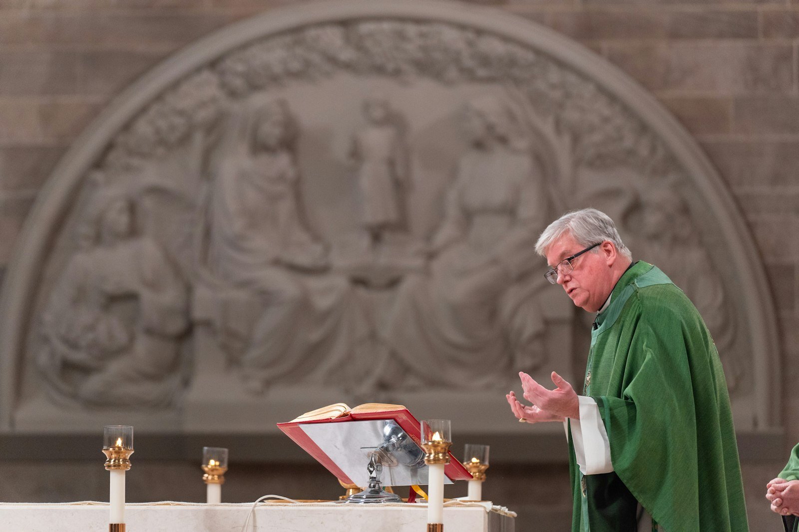 El Obispo Battersby celebra Misa en la Cathedral of the Most Blessed Sacrament en Detroit el 15 de enero de 2024. (Valaurian Waller | Detroit Catholic)