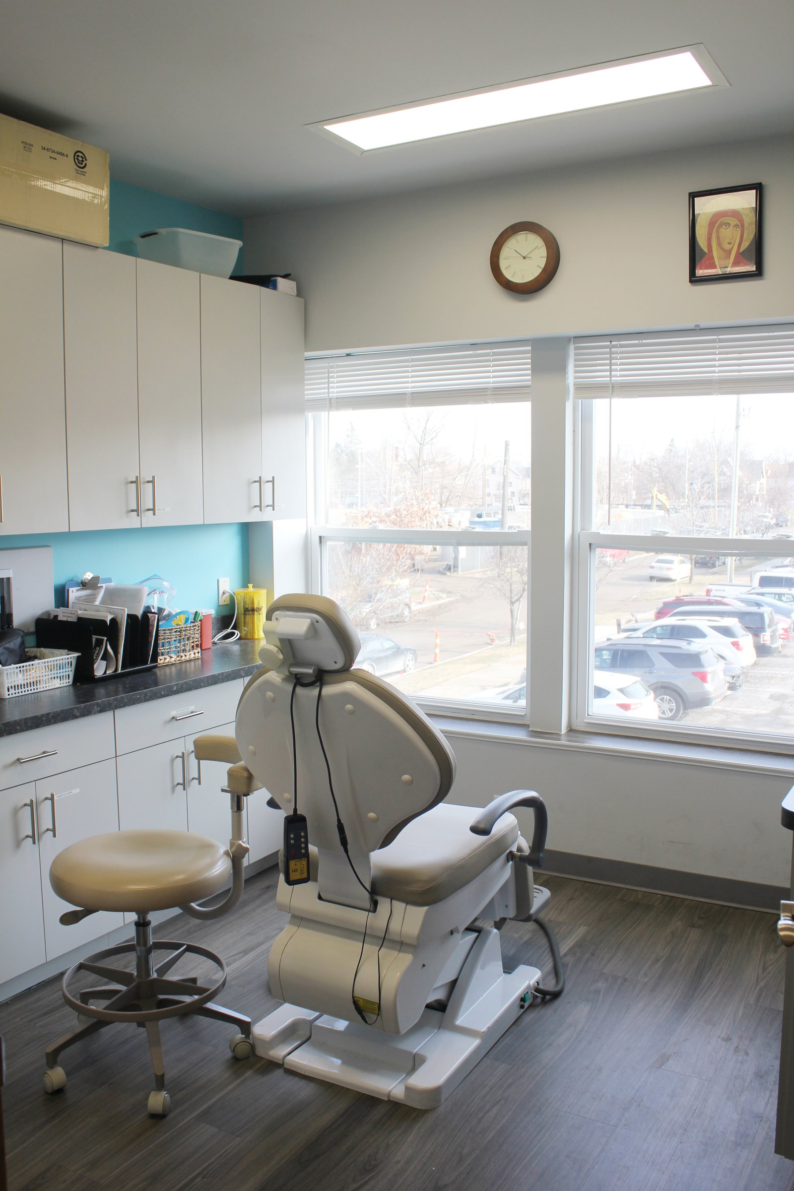 Una de las habitaciones de los pacientes en la Clínica Médica y Dental de Malta, que se encuentra en el Centro para las Obras de Misericordia de Caridades Católicas del Sudeste de Michigan en Midtown Detroit.
