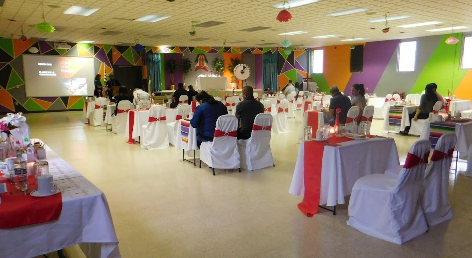 La parroquia proporciona el lugar para llevar a cabo los cursos. Hay suficiente espacio para que los matrimonios se sientan cómodos y puedan conversar entre ellos mientras comparten una cena romántica y se les brinda un manual con ejercicios.