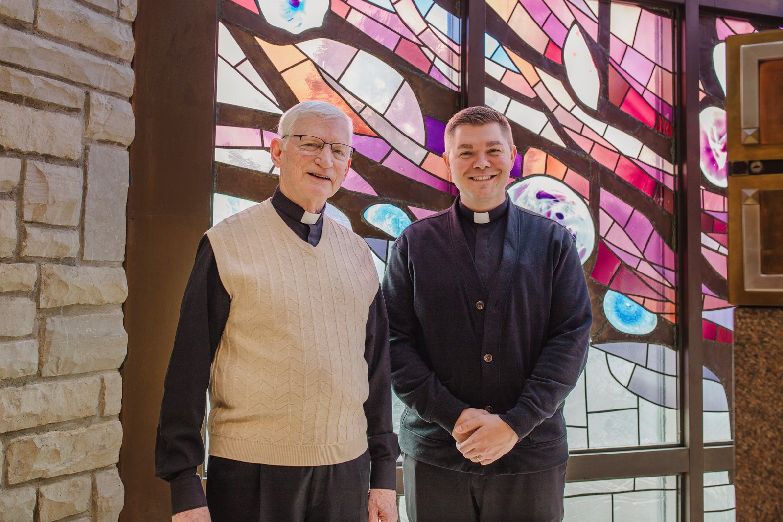 Monseñor Gerald McEnhill, a la izquierda, estableció el Msgr. Gerald A. McEnhill Business Education Fund for Sacerdotes, que espera ayude a sacerdotes como el Padre Adam Nowak, a la derecha, y otros aprenden y aplican las habilidades que encontró valiosas durante su ministerio de cinco décadas. Como joven sacerdote, Mons. McEnhill obtuvo una maestría en negocios por cuenta propia, aprendiendo herramientas que encontró útiles una y otra vez como líder parroquial.