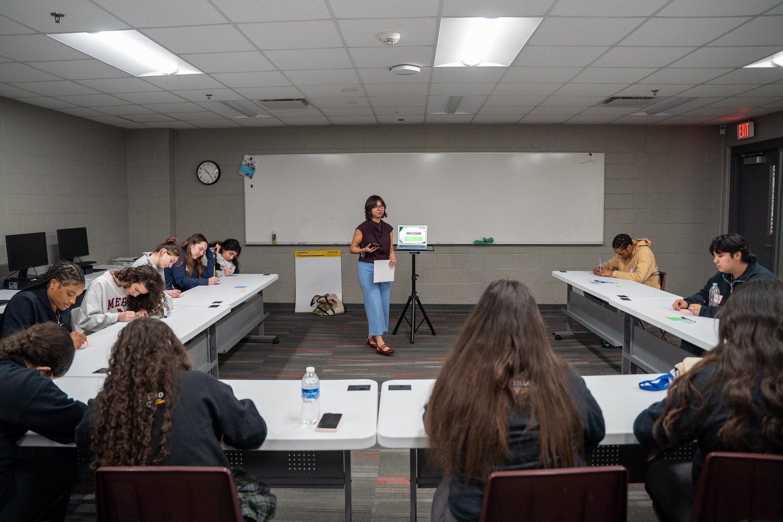 Odalis Perales dirige un taller sobre cómo la cooperación entre la policía local y el ICE puede impactar en los jóvenes, las familias y la confianza dentro de las comunidades. Los participantes aprendieron cómo pueden contribuir a construir entornos más seguros y acogedores para todas las familias.