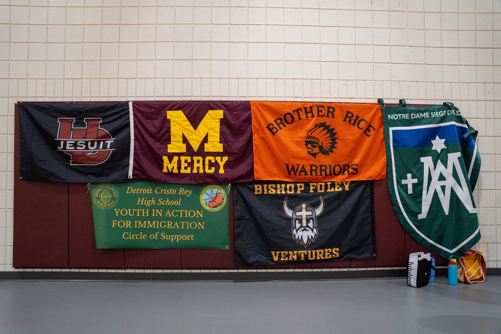 Un grupo de 85 estudiantes de ocho escuelas participó en la conferencia: Bishop Foley High School (Madison Heights), Brother Rice High School (Bloomfield Hills), Cristo Rey High School (Detroit), Mercy High School (Farmington Hills), Fr. Gabriel Richard High School (Ann Arbor), Loyola High School (Detroit), Notre Dame Preparatory (Pontiac) y University of Detroit Jesuit High School (Detroit), que fue la sede del encuentro.