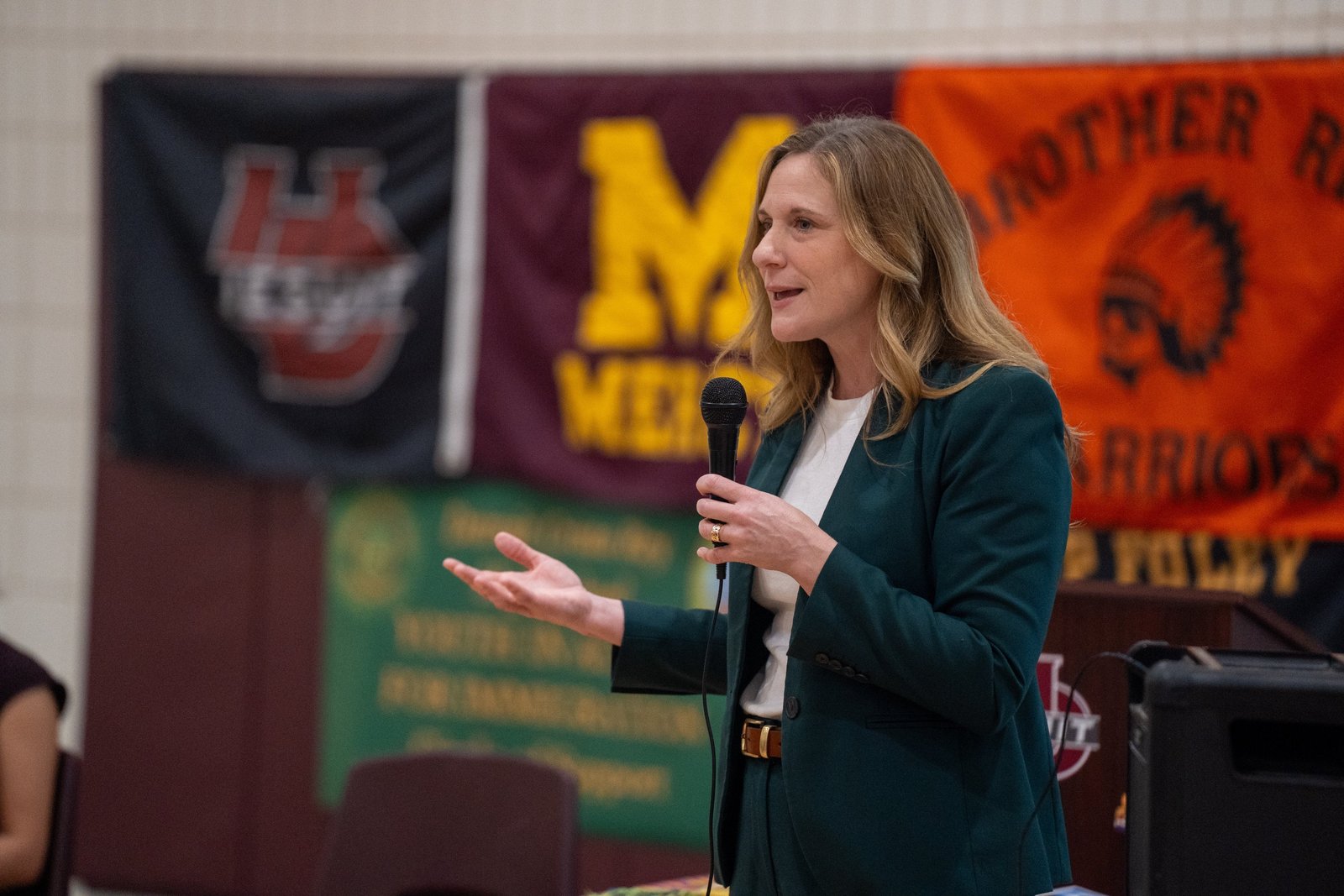 Elinor Jordan, abogada del Michigan Poverty Law Program, explicó a los estudiantes cómo las leyes migratorias del país suelen perjudicar a quienes más necesitan ayuda, a la luz de las lecturas de la misa tomadas de los Hechos de los Apóstoles, donde se describe a la primera comunidad cristiana como un lugar en el que “todos tenían lo necesario”.