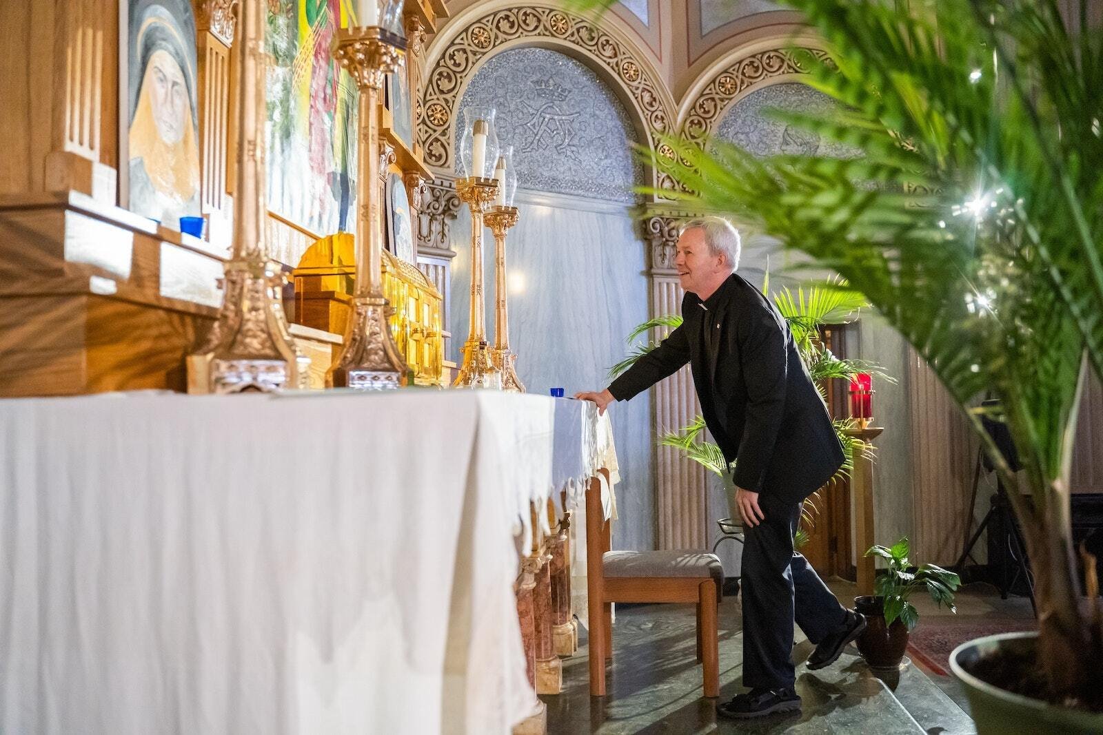Mons. Trapp se arrodilla ante el tabernáculo de la St. Augustine and St. Monica Parish en Detroit, donde sirvió desde 1995 hasta su muerte. “Mons. Trapp amaba la arquitectura y el arte católicos, y tenía un profundo conocimiento de la espiritualidad carmelita e ignaciana”, dijo el P. Fox. (Valaurian Waller | Detroit Catholic)