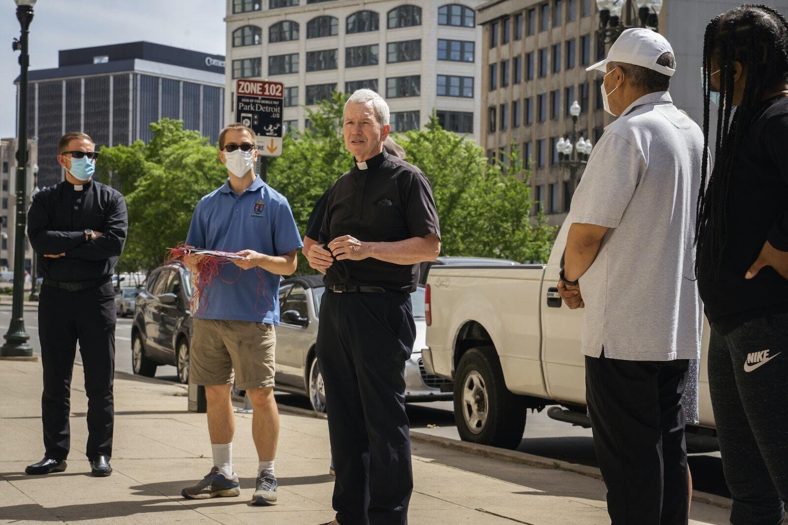 En junio de 2020, Mons. Trapp dirigió un rosario en las calles del centro de Detroit a raíz de las manifestaciones en todo el país tras la muerte de George Floyd, asesinado a manos de un agente de policía de Minneapolis. (Valaurian Waller | Detroit Catholic)