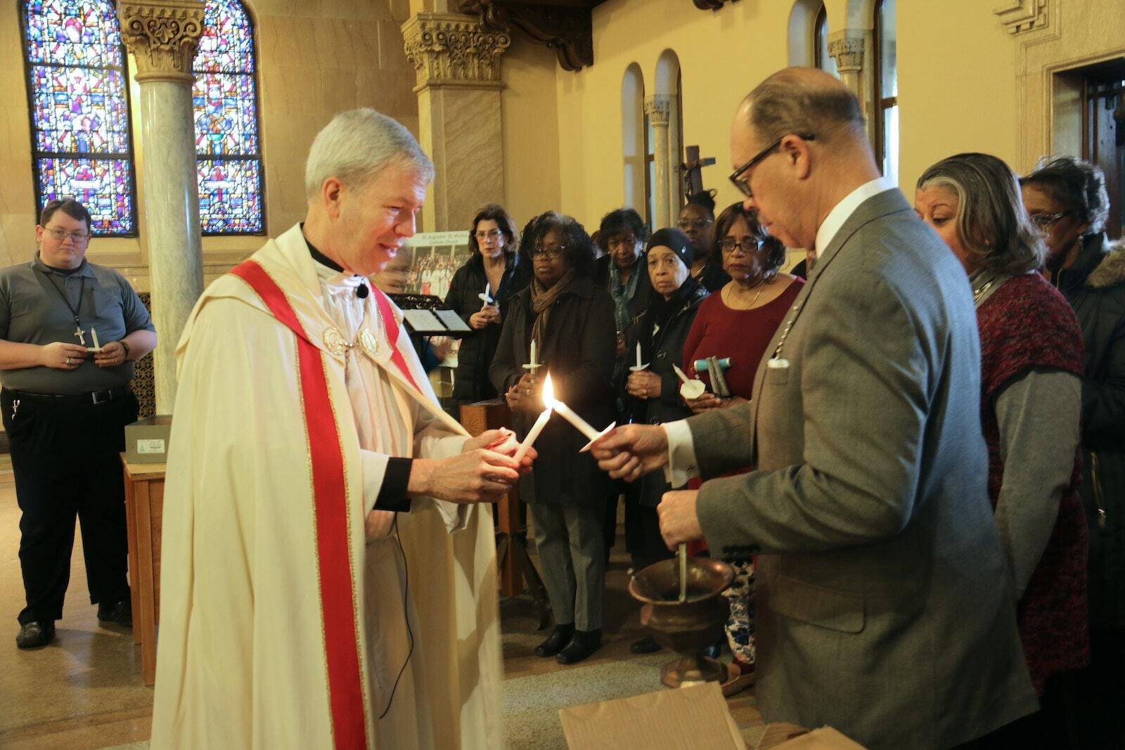 Mons. Trapp enciende una vela antes de la procesión de la Candelaria en St. Augustine and St. Monica Parish en febrero de 2019. La parroquia fue sede de la primera de cuatro charlas de los Disciples of Mission, una misión conjunta entre Sacred Heart Major Seminary y la Office of Black Catholic Ministry de la Arquidiócesis de Detroit. (Daniel Meloy | Detroit Catholic)
