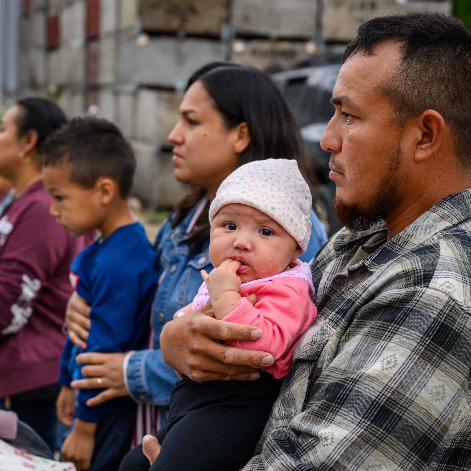 La visión católica de la inmigración se basa en el ejemplo de Jesús, quien se acerca a los "hermanos más pequeños". Jesús, al considerar el acto de "acoger al extranjero" como una obra de misericordia, nos llama a mostrar compasión por los pobres y vulnerables y, al hacerlo, a servirle a Él.