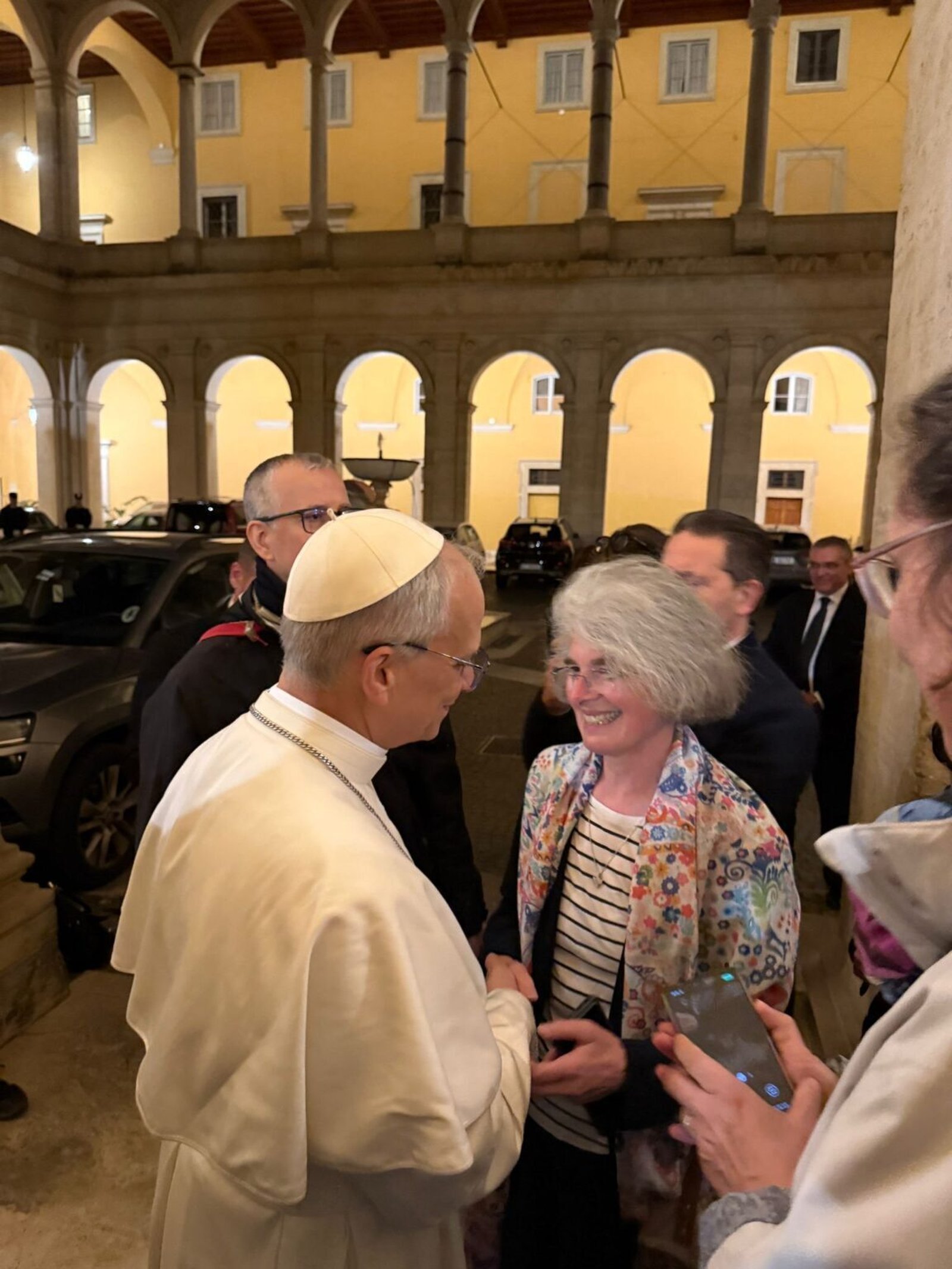 La hermana Nathalie Becquart, religiosa francesa, subsecretaria del Sínodo de los Obispos y primera mujer con derecho a voto en un sínodo, saluda al recién elegido papa León XIV —anteriormente el Cardenal Robert Prevost— en el Palacio del Santo Oficio, en la Ciudad del Vaticano, el 8 de mayo. Destacó la importancia de la participación del Papa León XIV en ambas asambleas sinodales. (Foto: OSV News/cortesía de la Nna. Nathalie Becquart)