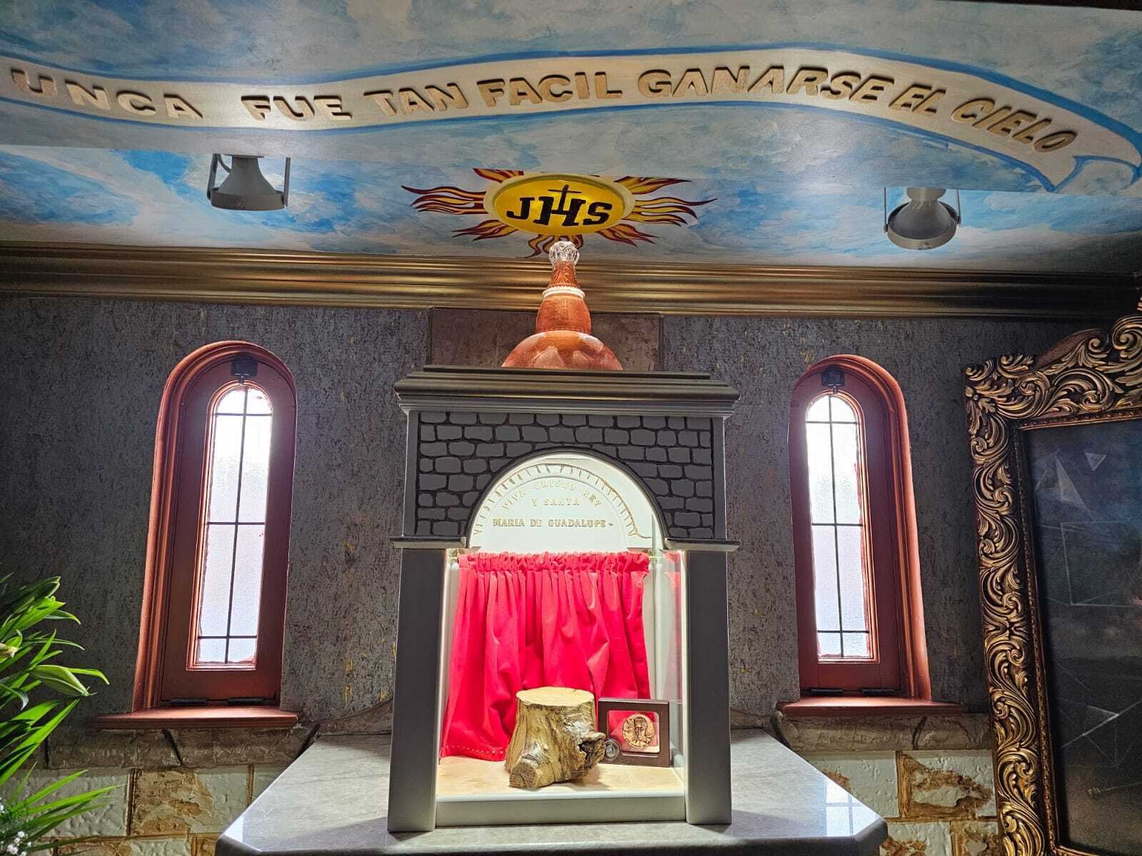 Próspero Arnoldo Medina, experto en el trabajo con madera y una de las personas encargadas de construir y decorar el nicho donde se guardó la reliquia, explicó que a pesar de que tuvieron que trabajar de noche y contra reloj, nunca sintieron el cansancio.