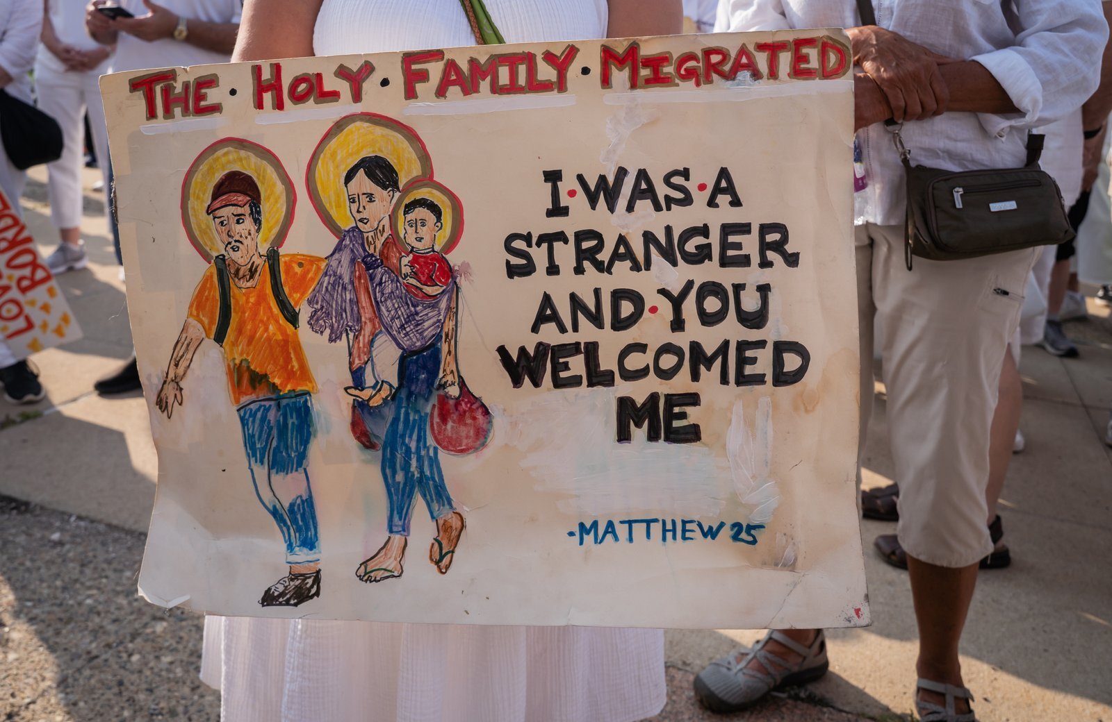 Más de 300 personas de unas veinticuatro parroquias, así como de otras iglesias y denominaciones religiosas del área metropolitana de Detroit, participaron en la procesión del 14 de julio. Algunos llevaron pancartas y carteles en apoyo a los inmigrantes y en favor de políticas y acciones migratorias justas y humanas.