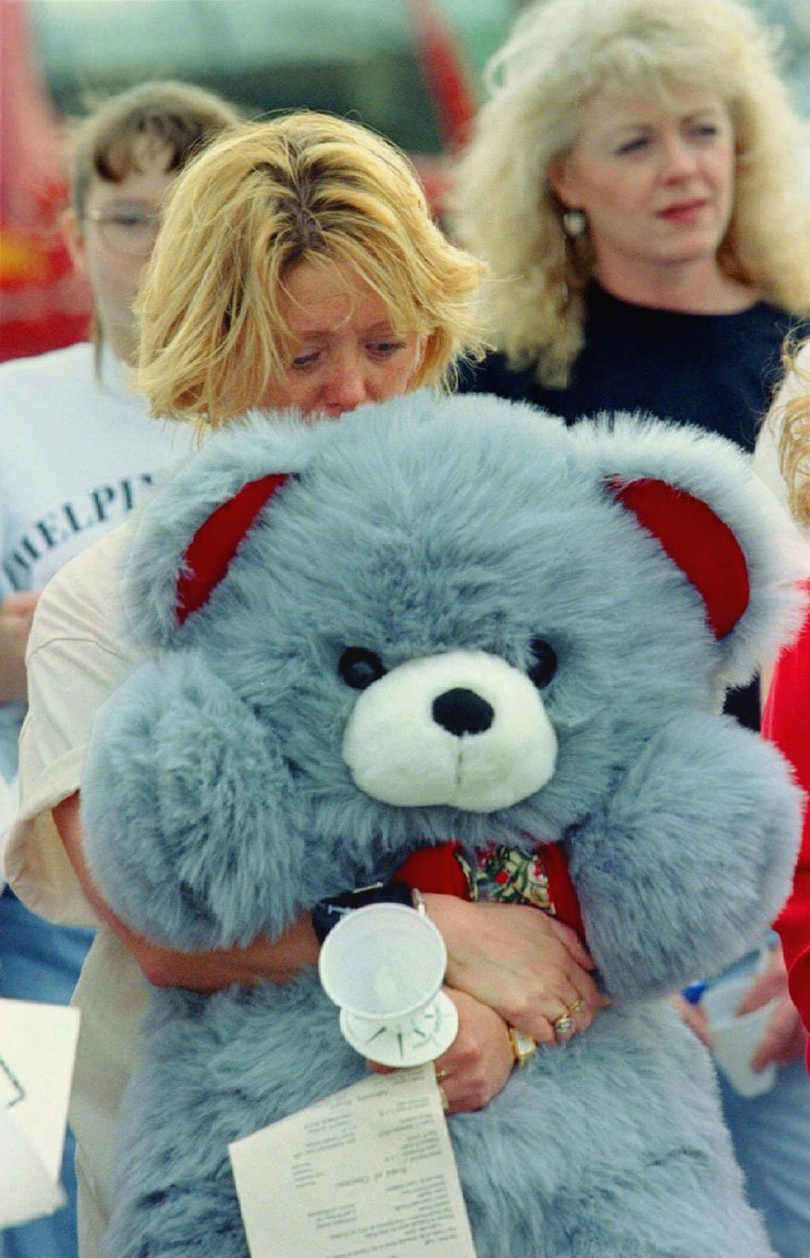 Una mujer abraza un gran oso de peluche en un encuentro en Oklahoma City para conmemorar a los niños víctimas del atentado de 1995 contra el edificio federal Alfred P. Murrah. (Foto CNS de Reuters)