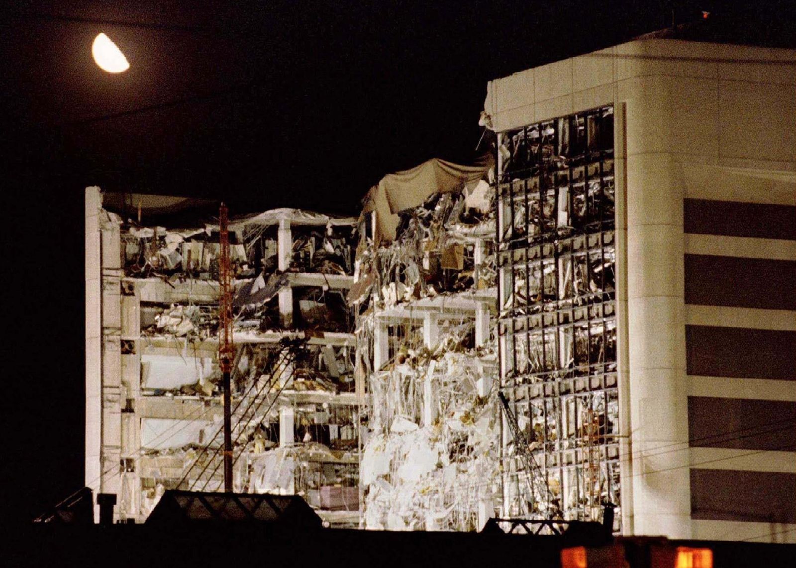 Los restos del edificio federal Alfred P. Murrah, en el centro de Oklahoma City, el 21 de abril de 1995. El atentado fue el acto de terrorismo interno más letal en la historia de Estados Unidos, con un saldo de 168 muertos y 680 heridos. (Foto CNS/Reuters)