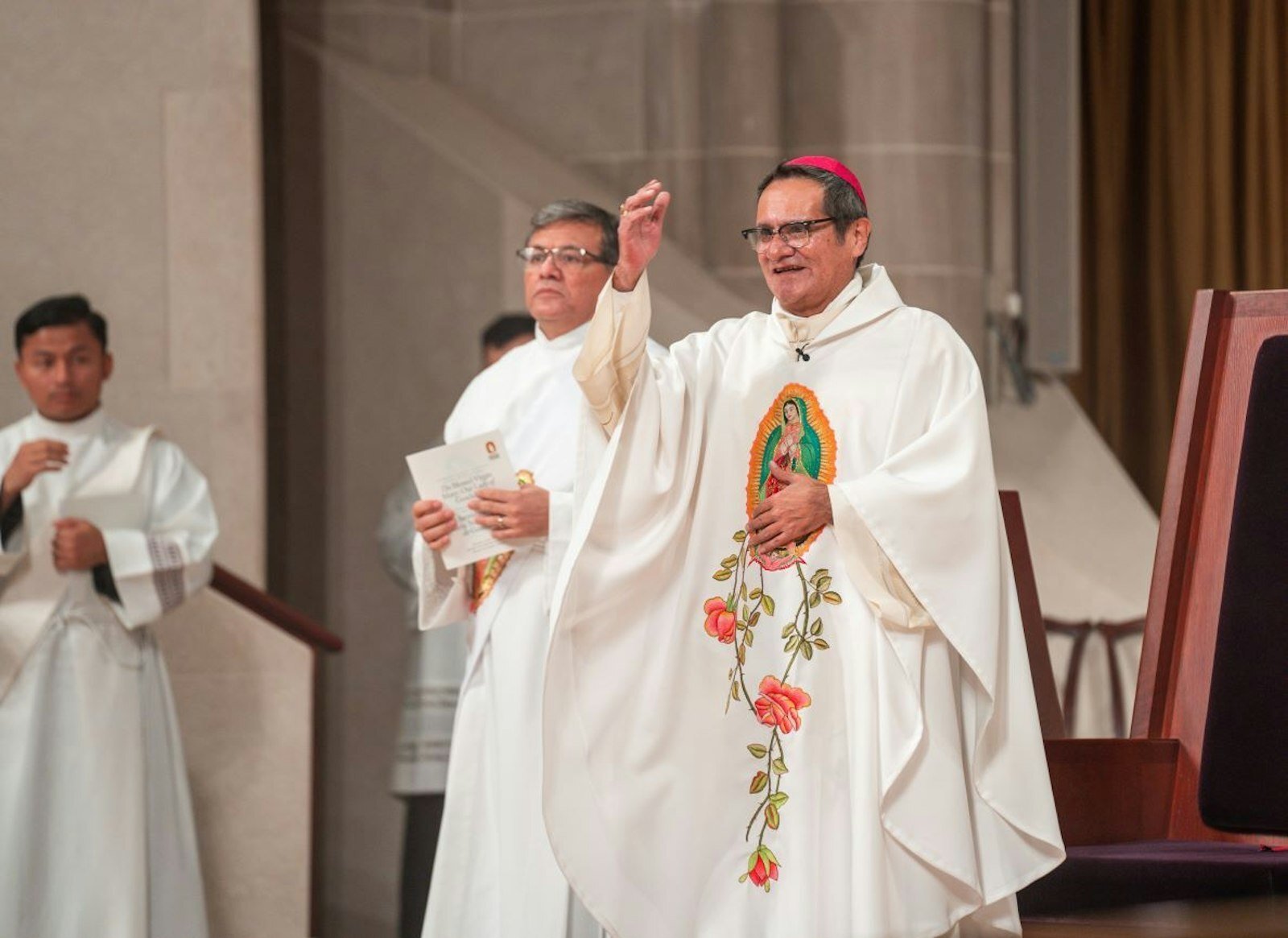 Esa es nuestra misión: proclamar la Buenas Nueva en la Iglesia, en Detroit”, dijo el Obispo Cepeda. “Dentro de nuestra Familia de Parroquias, en nuestras parroquias y en nuestras familias, debemos proclamar esta buena nueva.”
