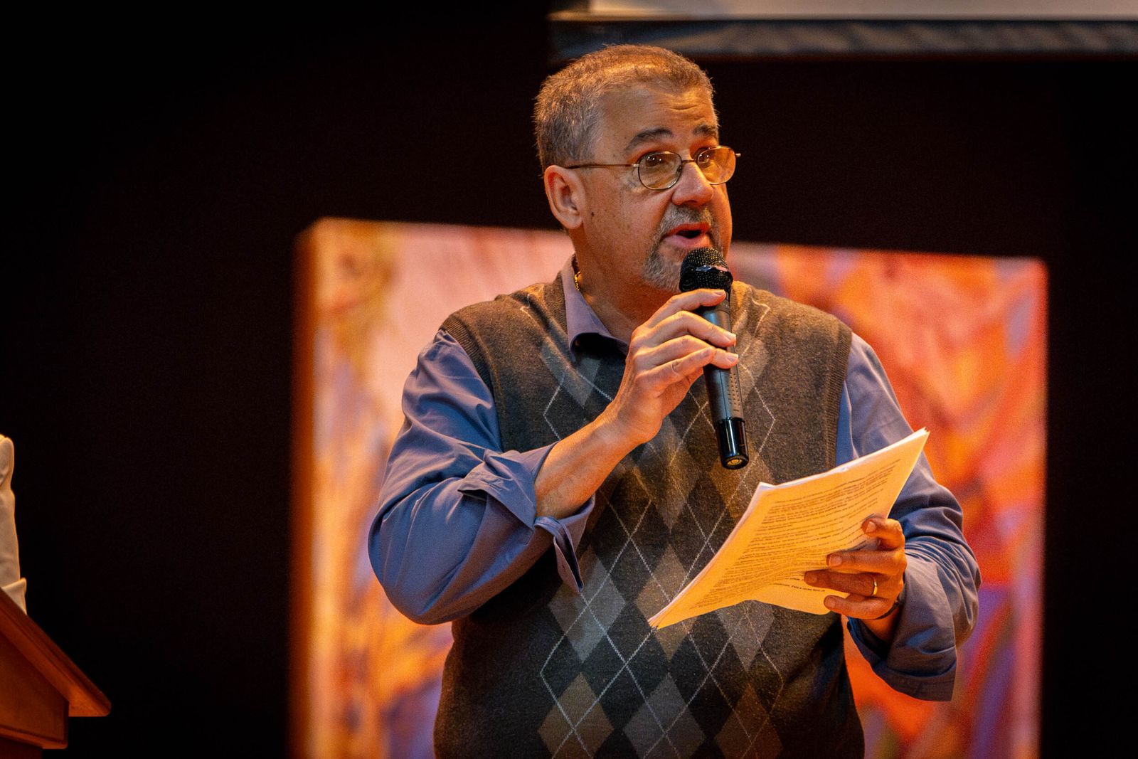 Dr. Juan Francisco López Cambero kicked off the conference with an engaging talk, exploring various concepts surrounding faith and happiness.