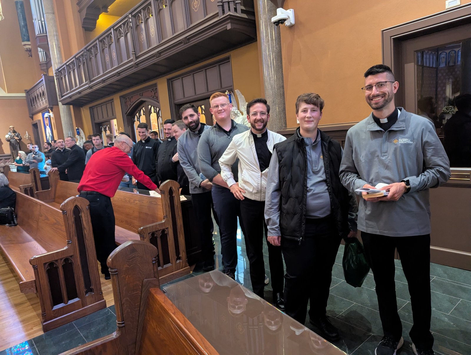 Los seminaristas peregrinos hicieron una parada el miércoles en la Catedral de Santa María de la Inmaculada Concepción en Peoria, Illinois, donde el futuro Beato Sheen —quien fue ordenado sacerdote por primera vez en la Diócesis de Peoria en 1919— está sepultado en una capilla lateral.