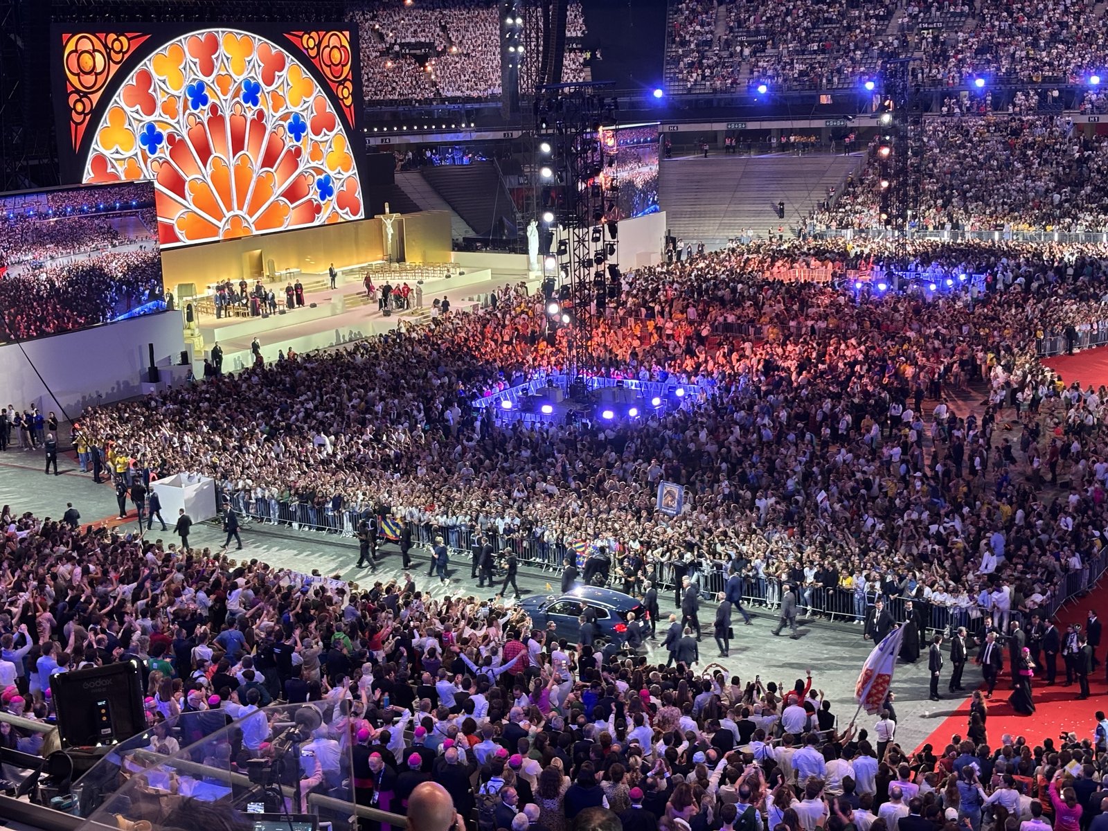 Al menos 80.000 jóvenes católicos se congregaron en el estadio nacional de fútbol de Francia, al norte de París, el 25 de septiembre para rezar con el Papa León XIV. | Crédito: Solène Tadié.