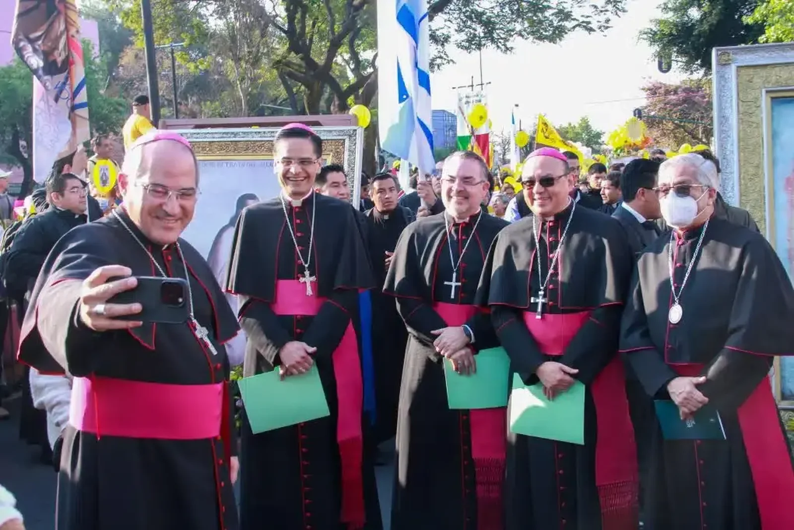Obispos auxiliares de la Arquidiócesis de México encabezaron la peregrinación rumbo a la Basílica de Guadalupe. Foto: Luis Aldana/DLF