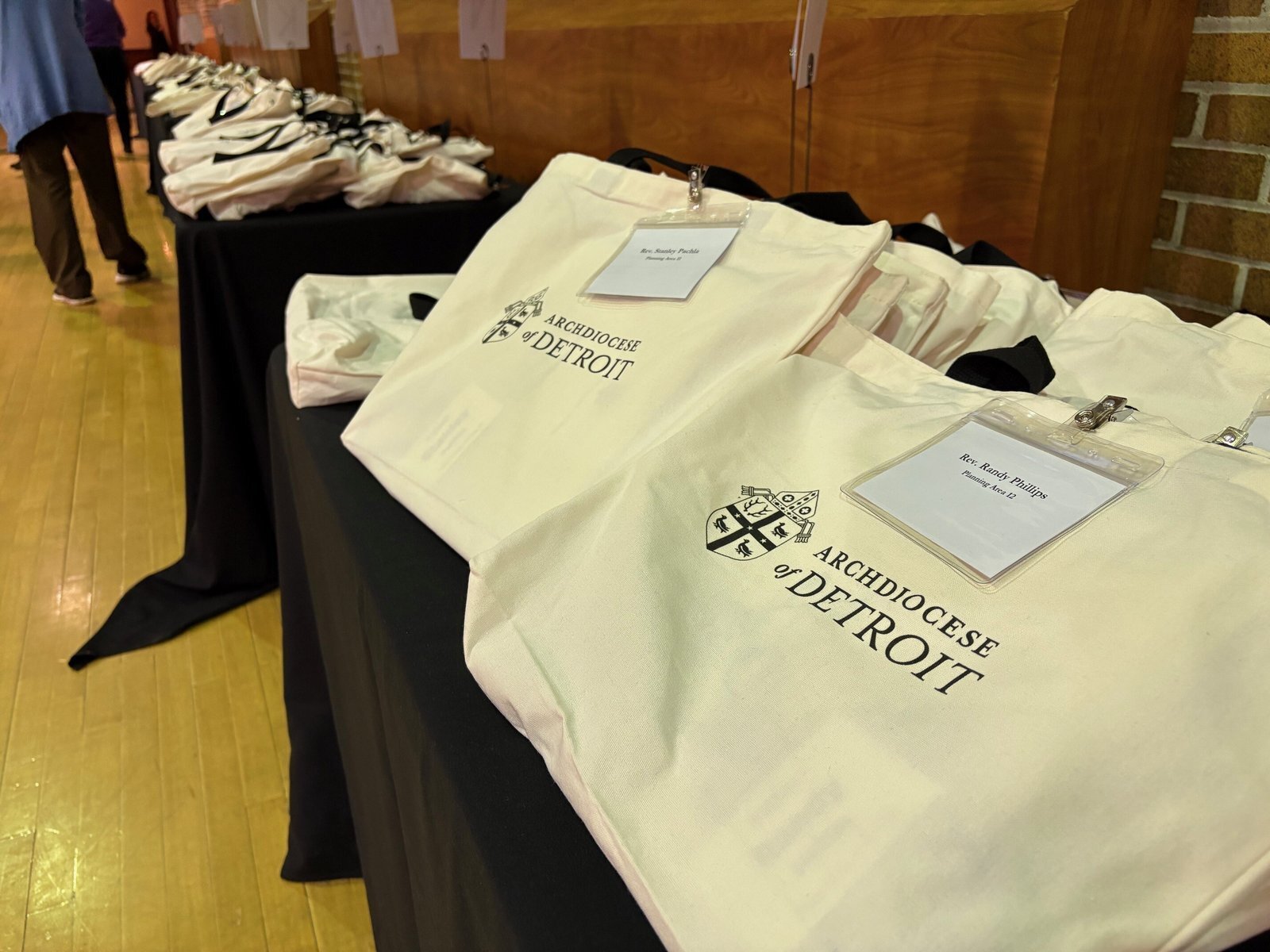 Bolsas con materiales de trabajo e información para el intercambio de ideas se disponen sobre las mesas durante las sesiones de discernimiento sobre los modelos de pastoratos, el 14 de enero, en Sacred Heart Major Seminary. (Michael Stechschulte | Detroit Catholic)