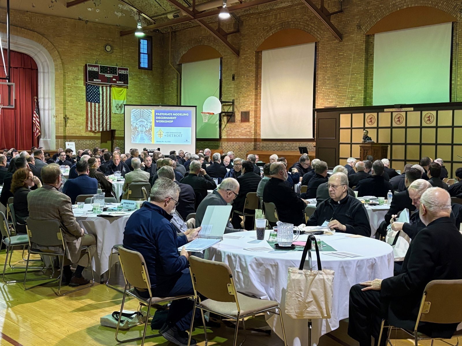 Antes de iniciar las sesiones de trabajo en el seminario, el arzobispo Weisenburger, el P. Amore y el P. Timothy Birney, nuevo vicario general y moderador de la curia de la arquidiócesis, dirigieron unas palabras de aliento a sus hermanos sacerdotes, animándolos a actuar con valentía y sinceridad, y a mantener siempre presente el bien de la Iglesia local al comenzar su discernimiento. (Michael Stechschulte | Detroit Catholic)