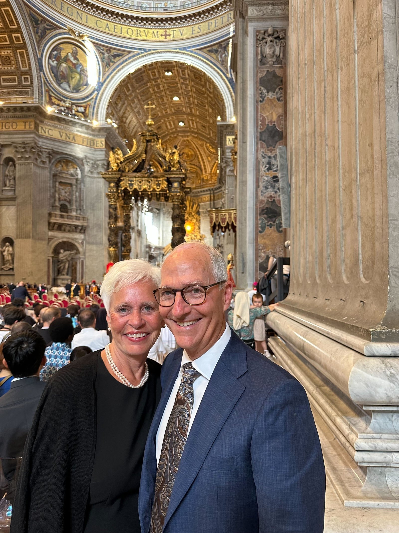 Richard y Kathy Genthe, de la parroquia Our Lady of Good Counsel en Plymouth en la Basílica de San Pedro antes de que comenzara la Misa del palio. Los Genthe llegaron a la basílica con dos horas de anticipación para conseguir un buen lugar y ver a los arzobispos recibir el palio de manos del Papa León XIV. (Foto cortesía de Richard Genthe)