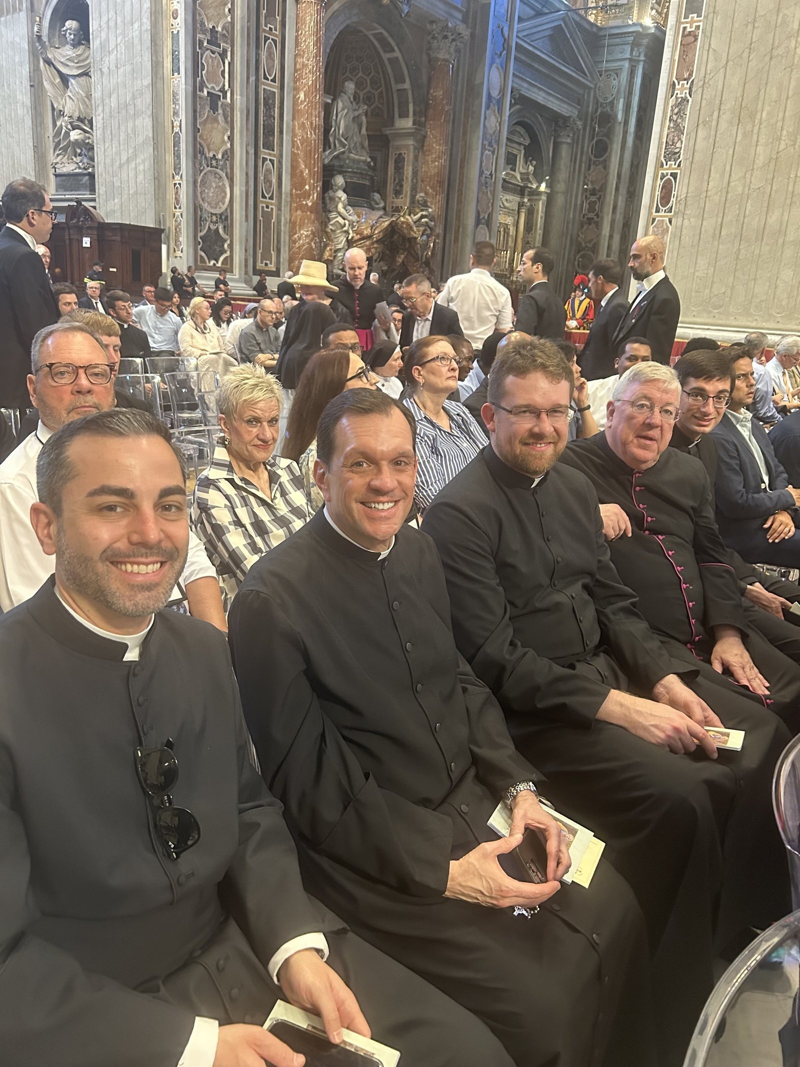 El P. Mario Amore, el P. Jeffrey Day, el P. David Tomaszycki, Mons. Charles Kosanke y el P. Ryan Asher se sentaron junto a la familia del Arzobispo Edward J. Weisenburger durante la Misa del palio el 29 de junio en la Basílica de San Pedro.