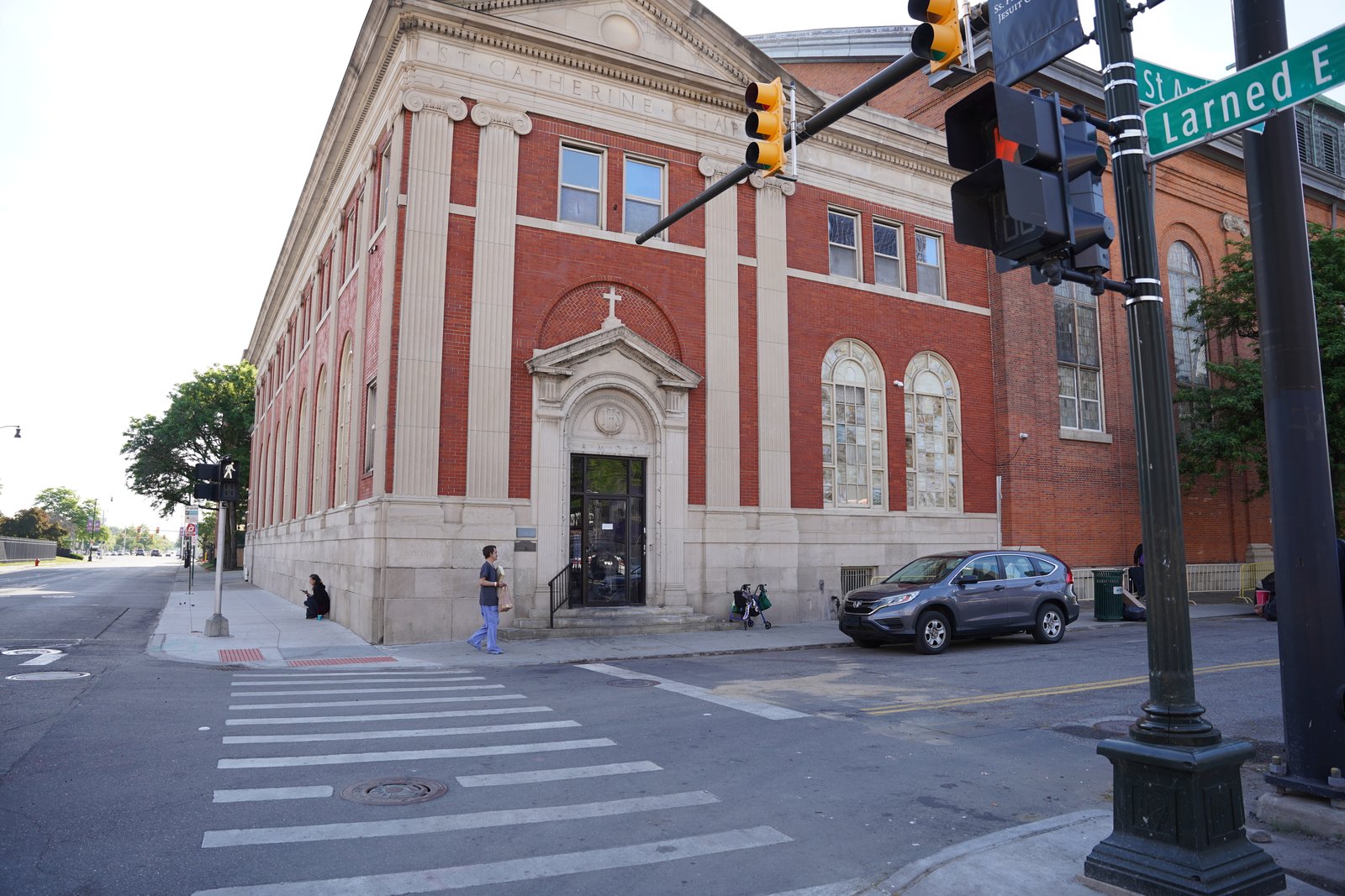 Ubicado en la esquina de Larned y St. Antoine, el centro de día del Pope Francis Center atiende hasta a 300 personas al día.
