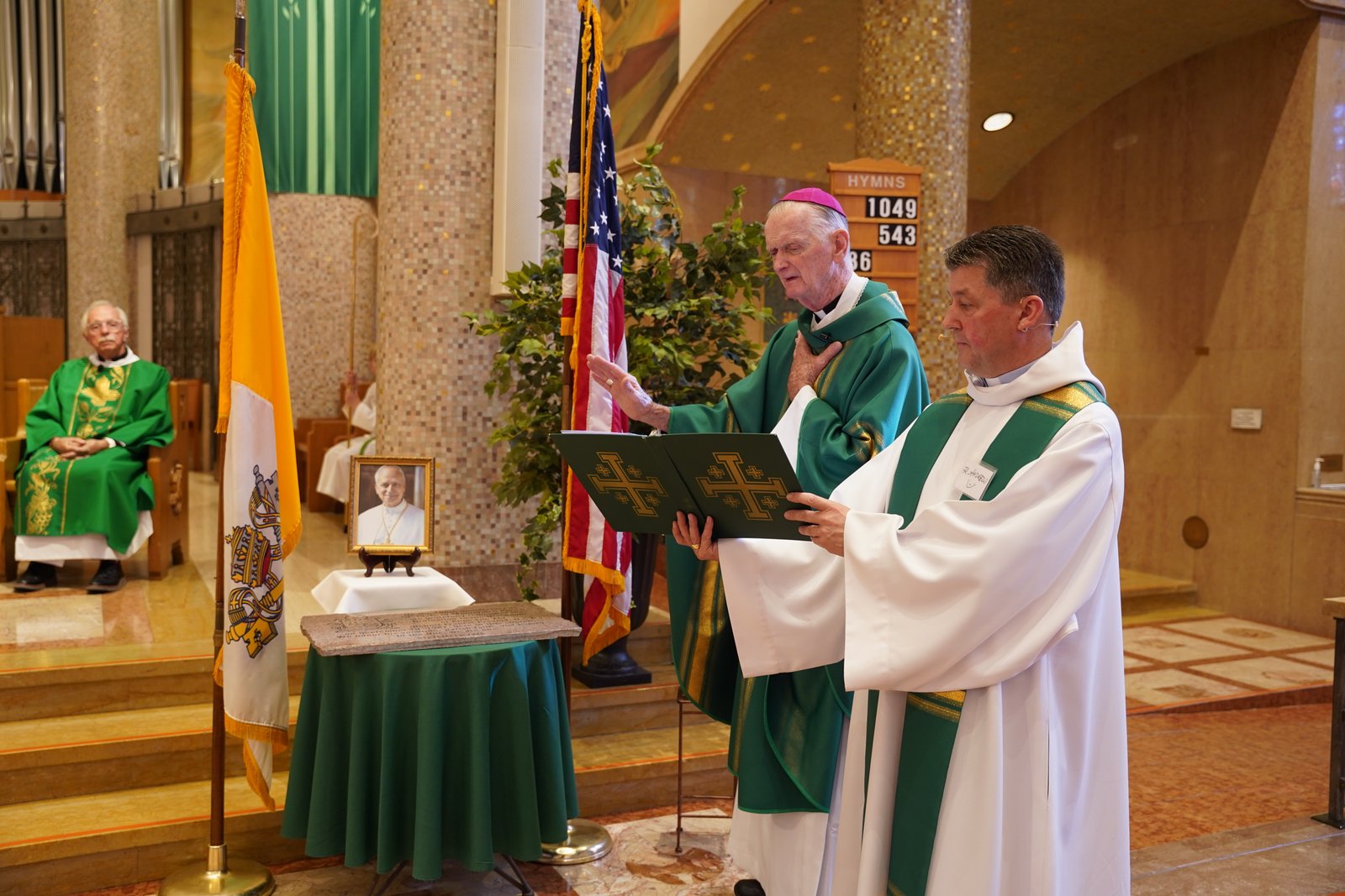 El obispo Turley bendice la placa conmemorativa que señala a la Parroquia Santa Clara de Montefalco en Grosse Pointe Park como el lugar de la ordenación diaconal del papa León XIV, la cual tuvo lugar el 10 de septiembre de 1981. (Fotos de Daniel Meloy | Detroit Catholic)