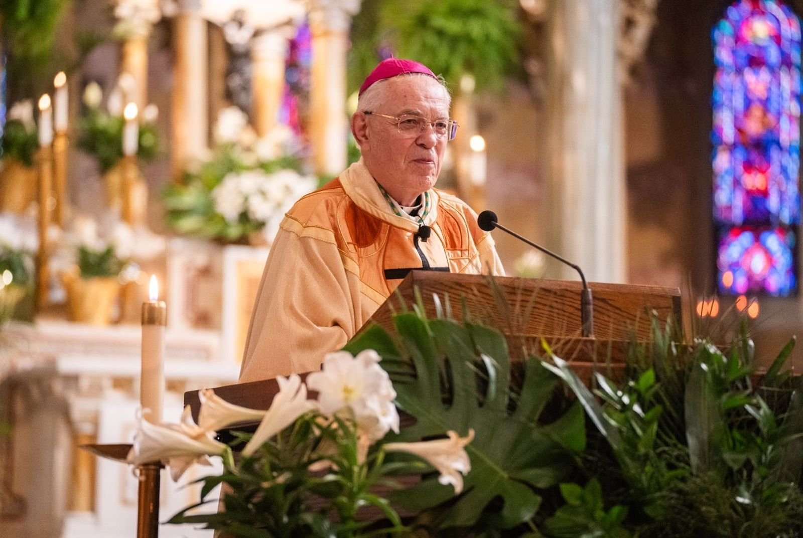 El obispo auxiliar emérito de Detroit, Donald F. Hanchon, ofreció la homilía durante la Misa en español.