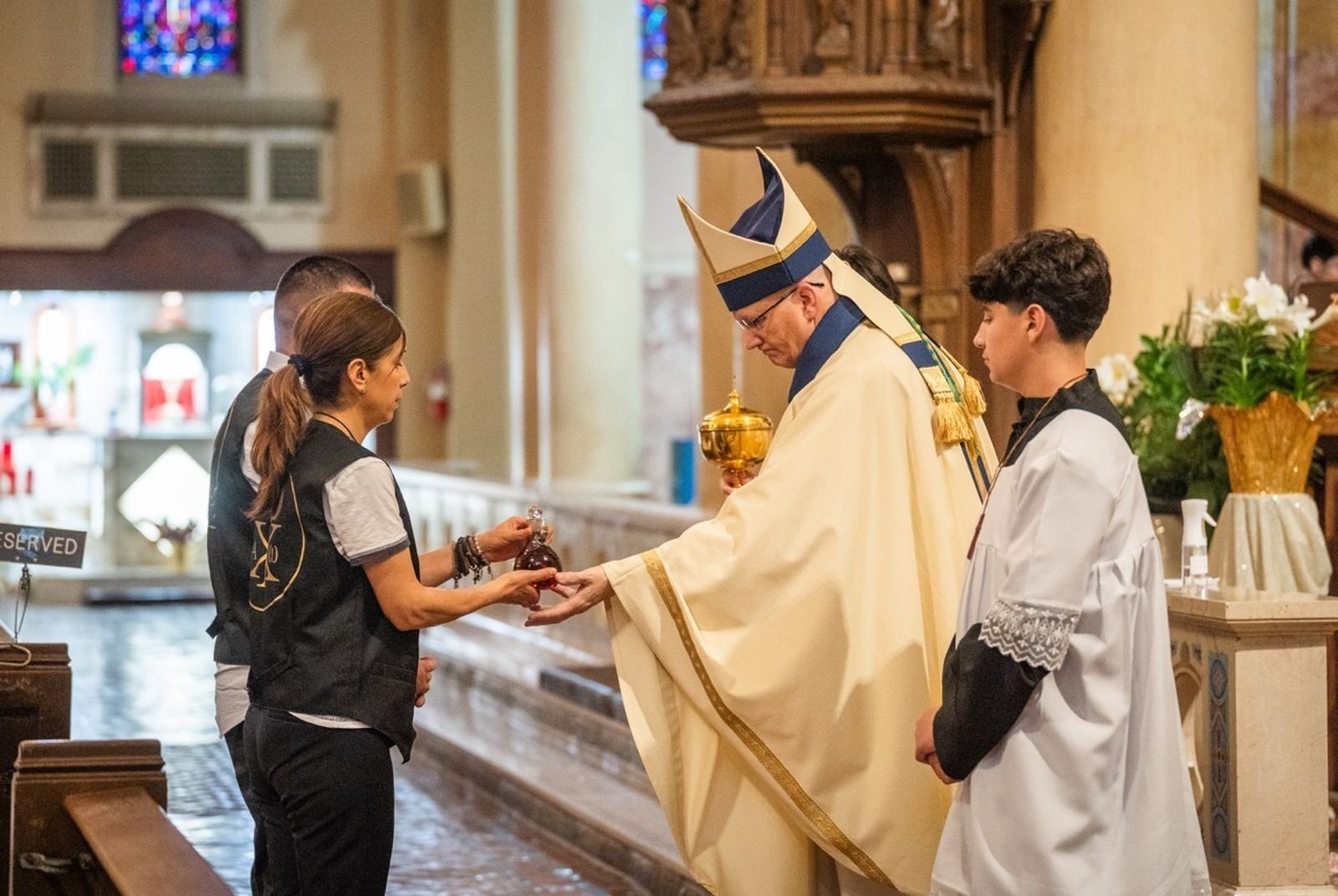 El Arzobispo Edward J. Weisenburger recibe las ofrendas del altar de manos de los feligreses de Most Holy Redeemer. El feligrés Juan Barbas comentó a Detroit Catholic que la iglesia llena refleja el impacto que tuvo el papa Francisco en los católicos latinos.