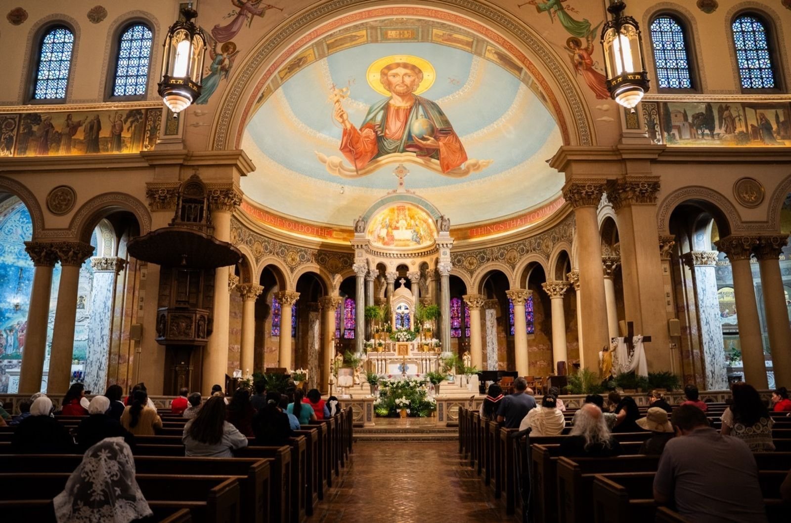 Como en muchas parroquias del mundo, la comunidad de Most Holy Redeemer continuará reuniéndose durante el tradicional periodo de nueve días de luto, en el que se reza una novena. El “novendiale” comenzará después del funeral del papa Francisco, el 26 de abril, y se extenderá hasta el 4 de mayo.