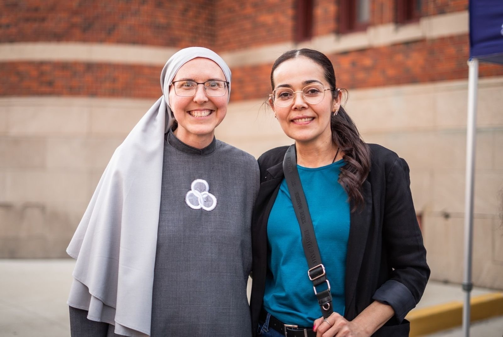 Linda Sánchez (derecha) se encuentra junto a la Hna. Kateri Burbee, SOLT, directora de la escuela Holy Redeemer.