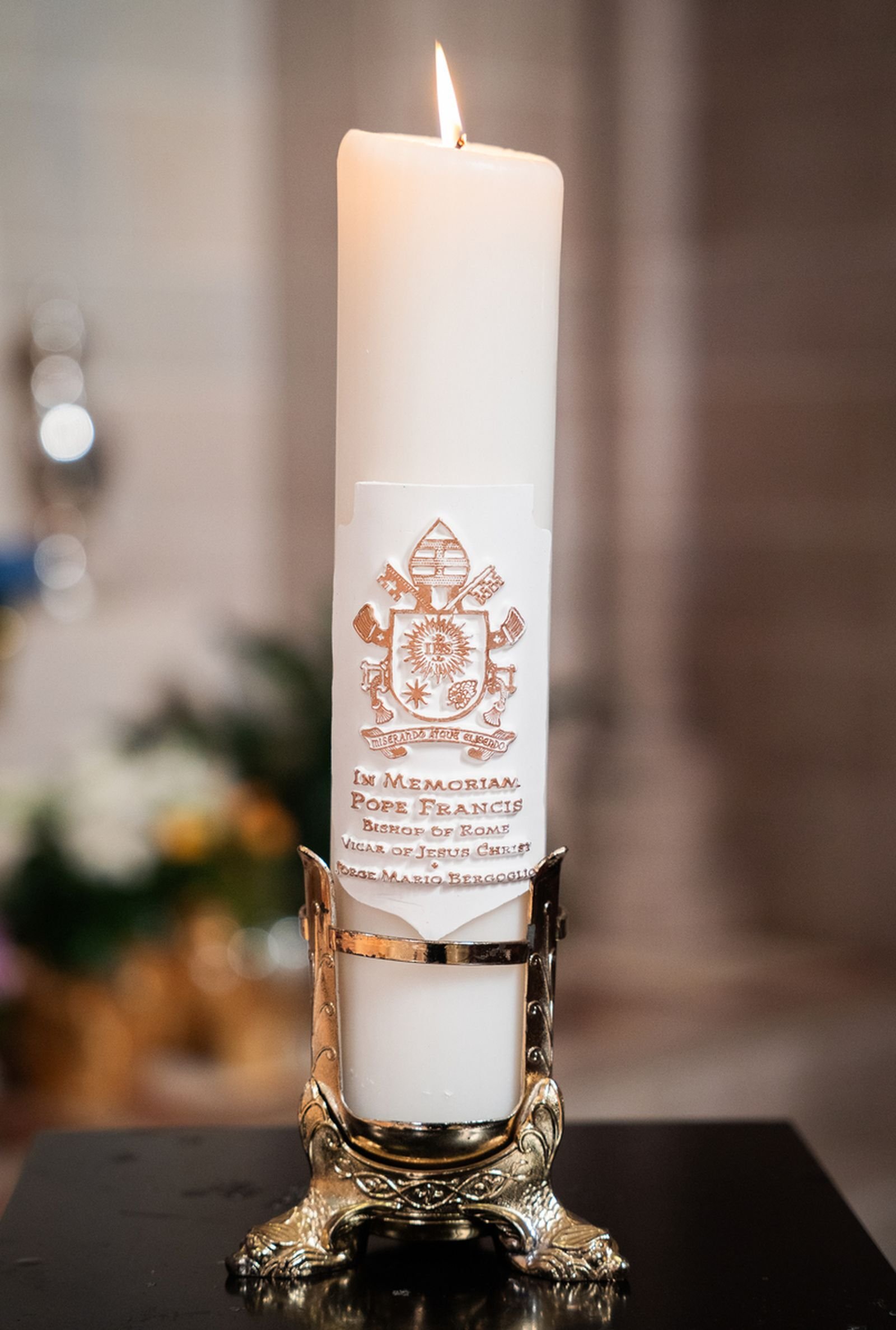 Una vela votiva arde en memoria del papa Francisco durante una Misa celebrada el 21 de abril en la Cathedral of the Most Blessed Sacrament.