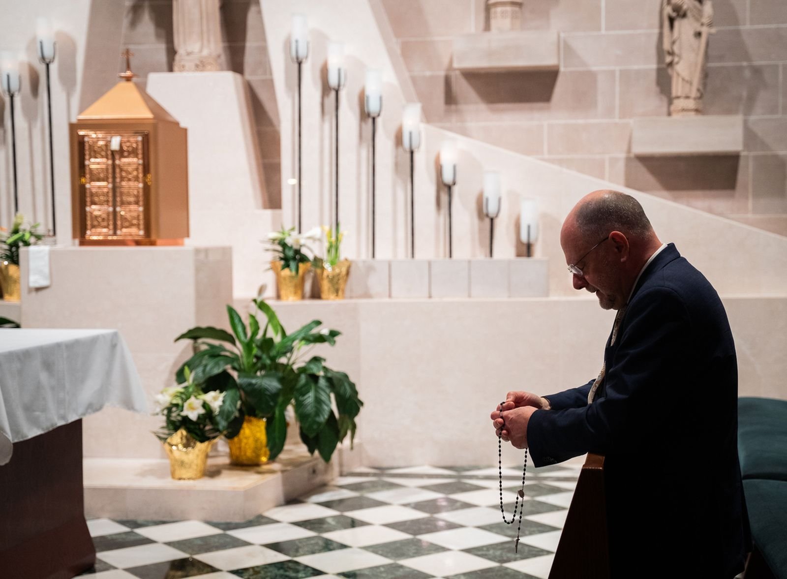 Los fieles rezan durante una Misa en memoria del Papa Francisco que se llevó a cabo el 21 de abril en la Cathedral of the Most Blessed Sacrament en Detroit. El papa Francisco falleció esa misma mañana a la edad de 88 años.