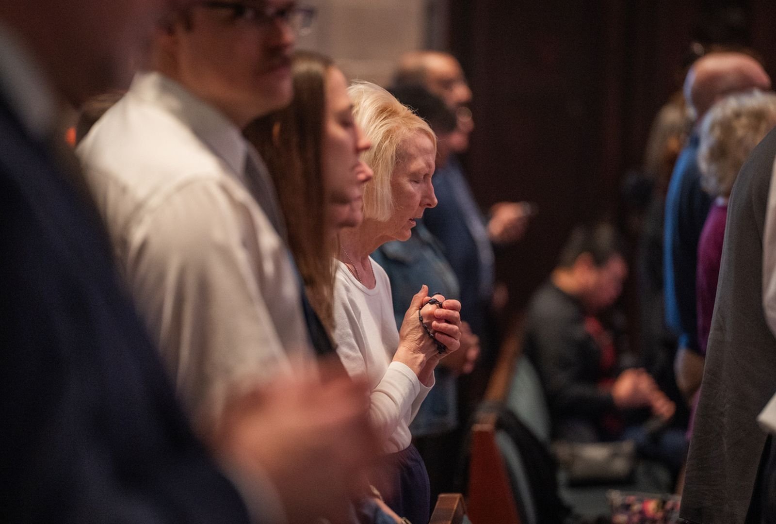 Los fieles rezan el 21 de abril durante una Misa celebrada en sufragio por el descanso del alma del papa Francisco en la Cathedral of the Most Blessed Sacrament. El Arzobispo Weisenburger celebrará otras dos Misas en memoria del difunto Papa esta semana, el 23 de abril en la Most Holy Redeemer Parish en Detroit, y el 25 de abril en Our Lady of Good Counsel en Plymouth.