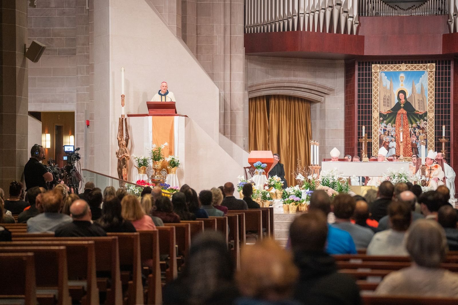 El Arzobispo Weisenburger pronunció su homilía durante la Misa en memoria del Papa Francisco celebrada el 21 de abril en la Cathedral of the Most Blessed Sacrament. El arzobispo expresó sus condolencias, pero también su alegría por el Santo Padre, cuya peregrinación terrenal hacia el Señor ha llegado a su fin.