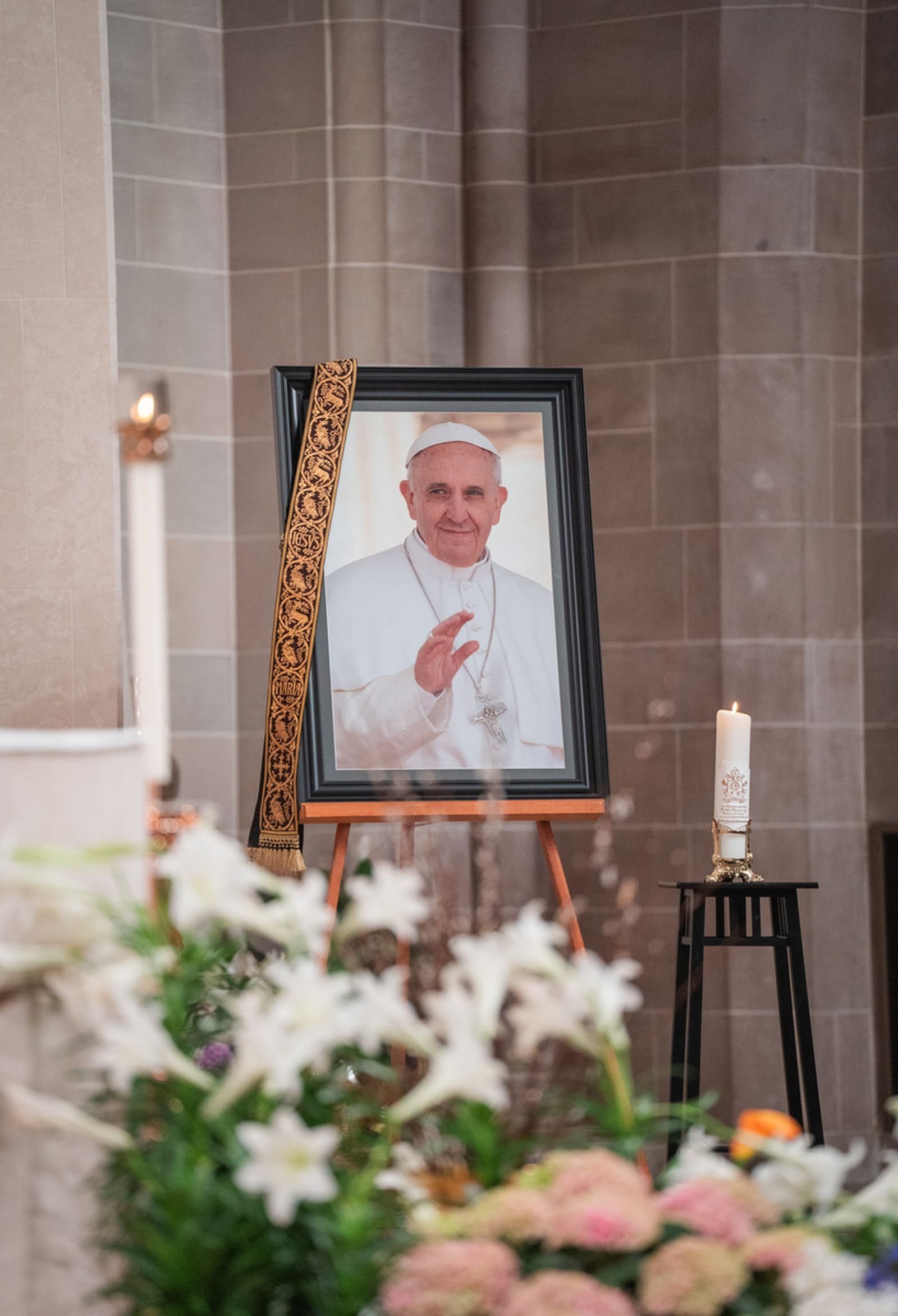 Una estola cuelga de un retrato del papa Francisco en el santuario de la Cathedral of the Most Blessed Sacrament. Durante nueve días, la Iglesia estará de luto por el fallecimiento del papa Francisco antes de que el Colegio Cardenalicio se reúna para iniciar el proceso de elección de un nuevo papa.
