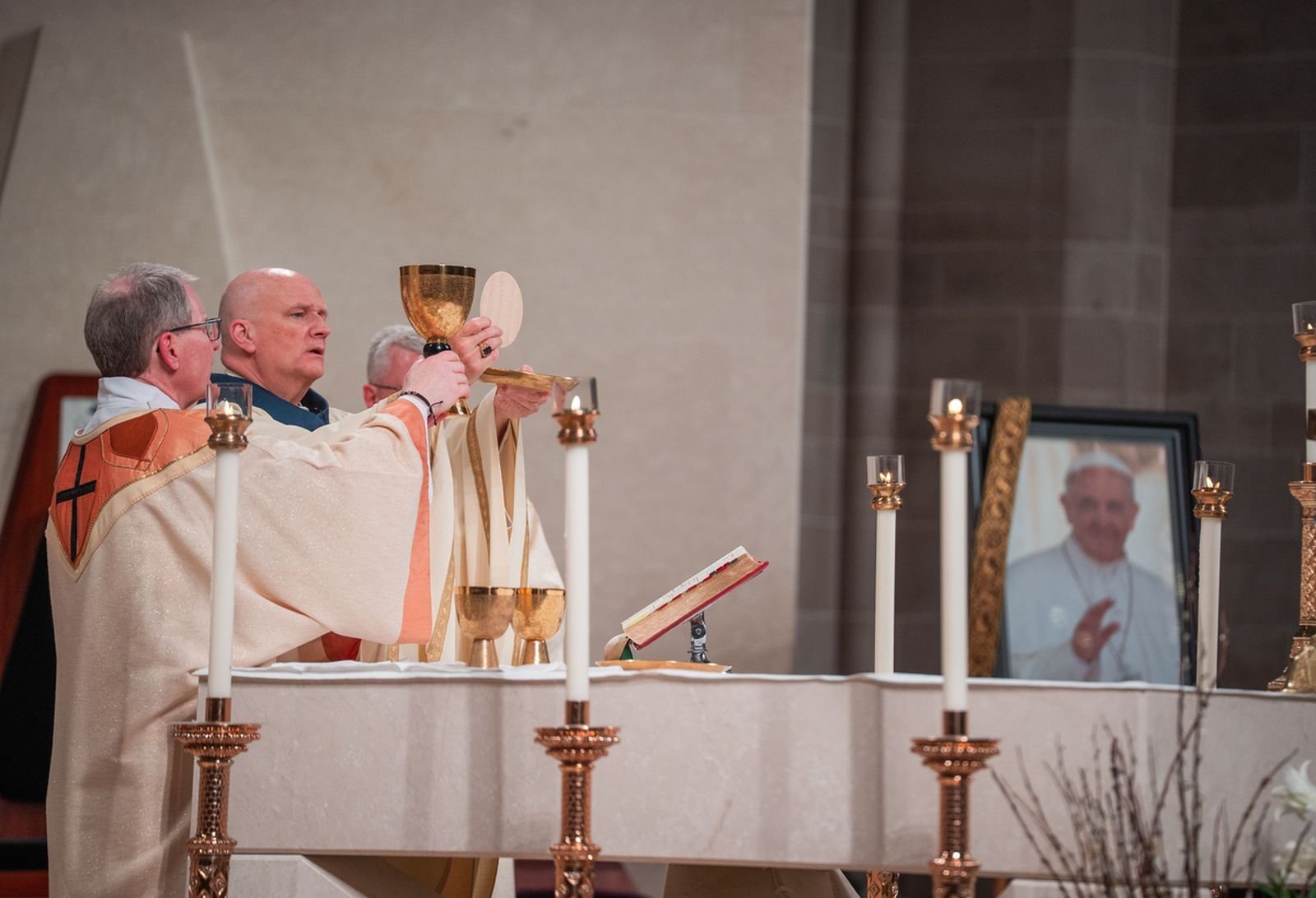 El Arzobispo Weisenburger eleva la Eucaristía durante una Misa celebrada en memoria del papa Francisco el 21 de abril en la Cathedral of the Most Blessed Sacrament en Detroit.
