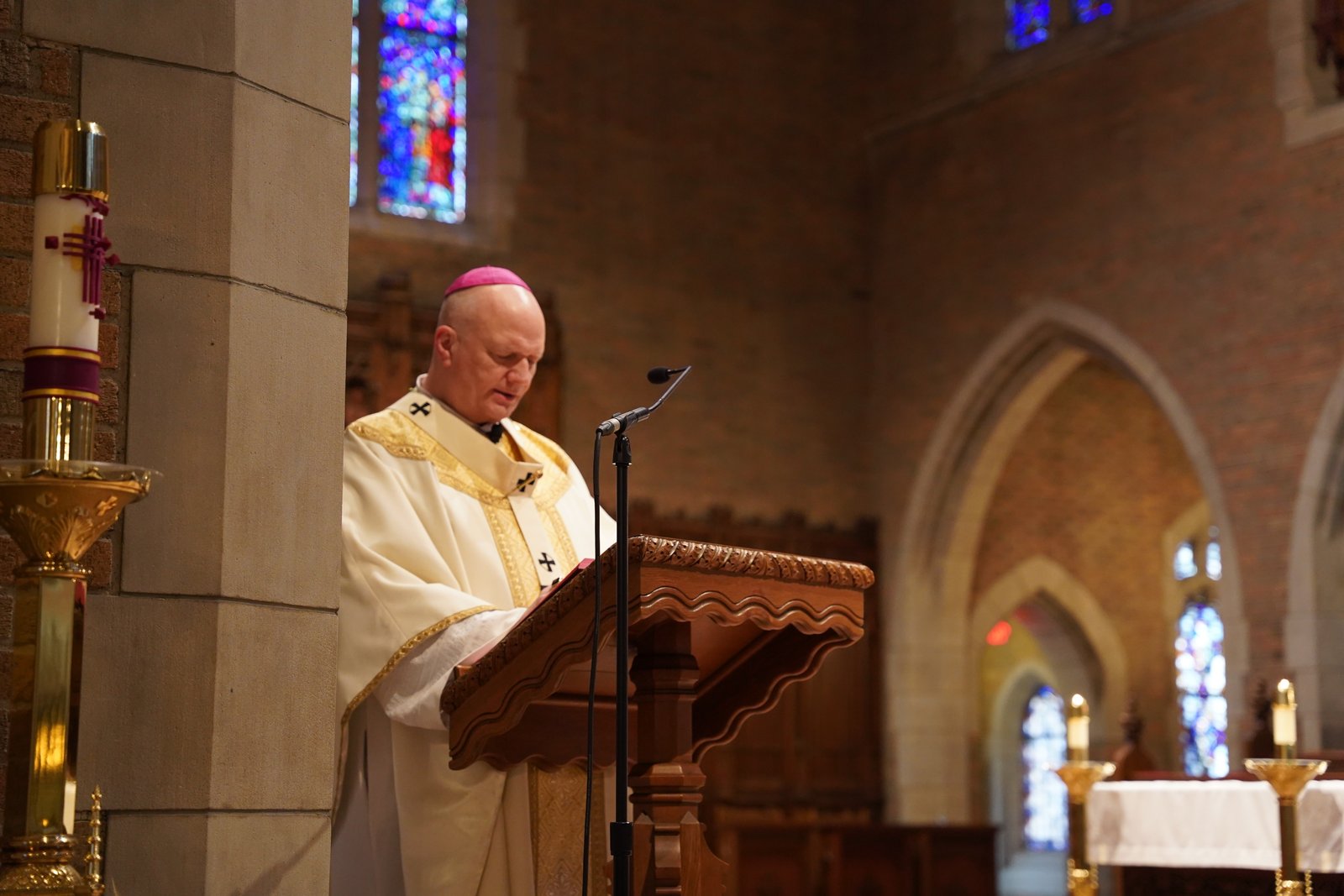 El arzobispo de Detroit, Edward J. Weisenburger, lee una lista de todos los jubilados, destacando especialmente el hito del cardenal Adam J. Maida, quien celebró 70 años de ministerio sacerdotal.