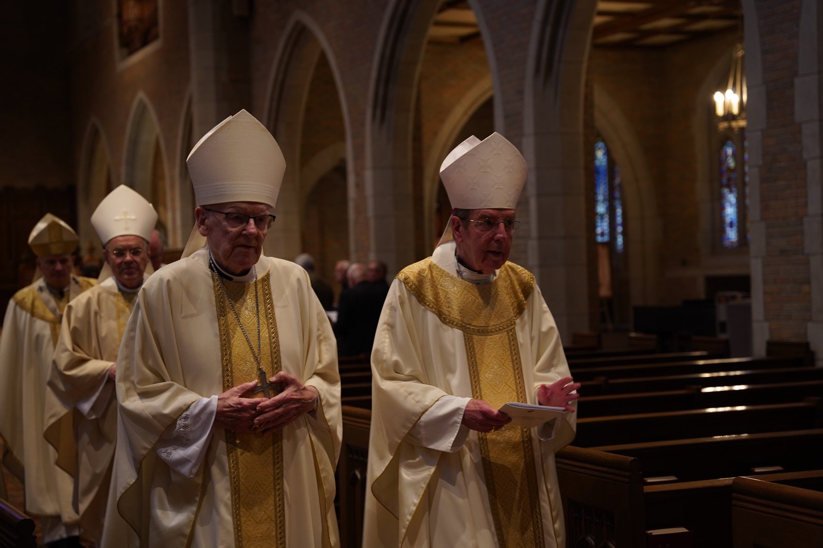 El arzobispo emérito de Detroit, Allen H. Vigneron (derecha), sale en procesión de la capilla del Seminario Mayor del Sagrado Corazón junto con el exobispo auxiliar de Detroit y obispo de Grand Rapids, Walter A. Hurley (izquierda).