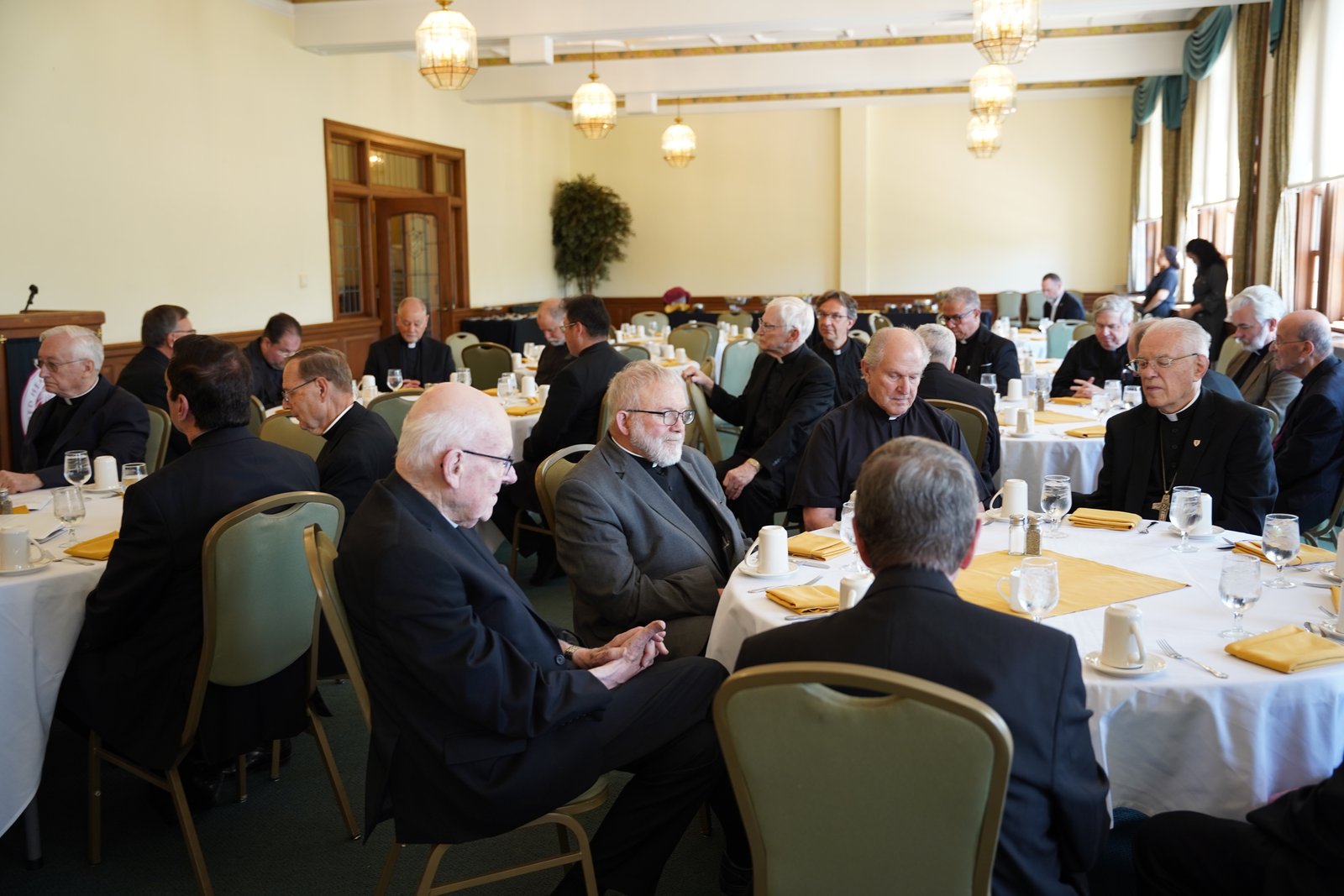 Los jubilados se reunieron para almorzar en el Salón Obispo Gallagher del Seminario Mayor del Sagrado Corazón después de la misa, donde reflexionaron sobre sus años de ministerio.